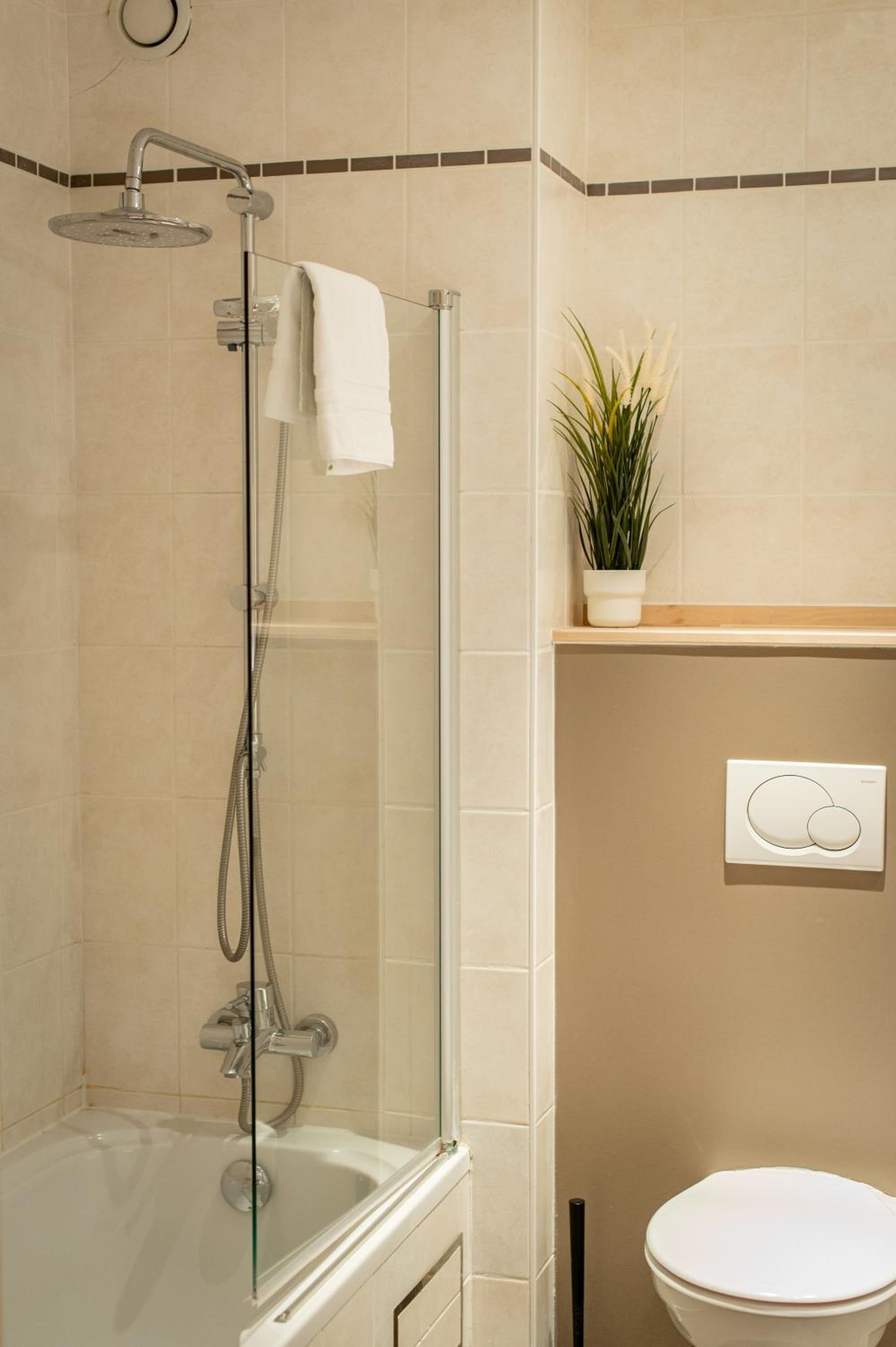 Standard Double Room with Bath - Photo 2