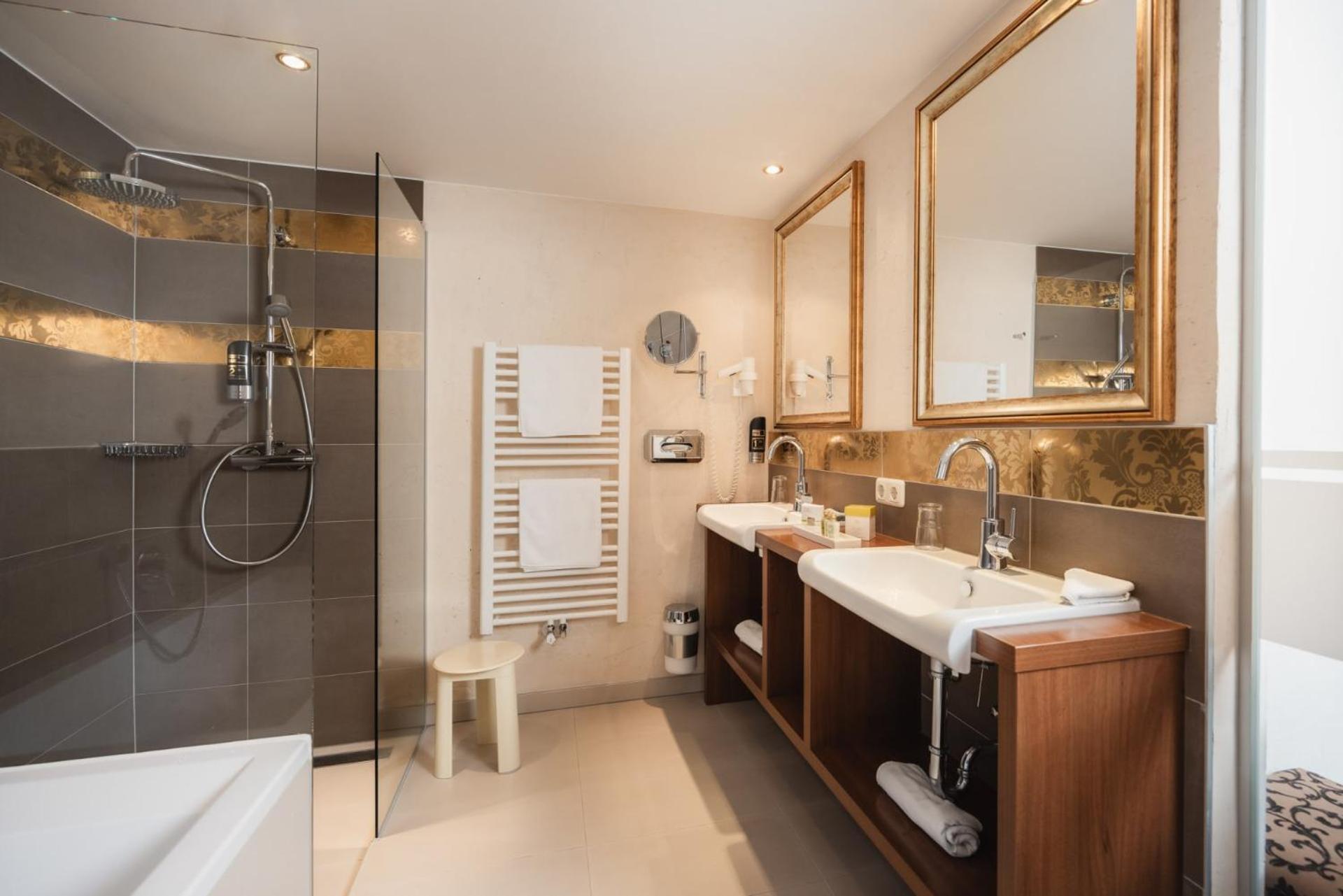 Deluxe Double Room with Bath photo 2