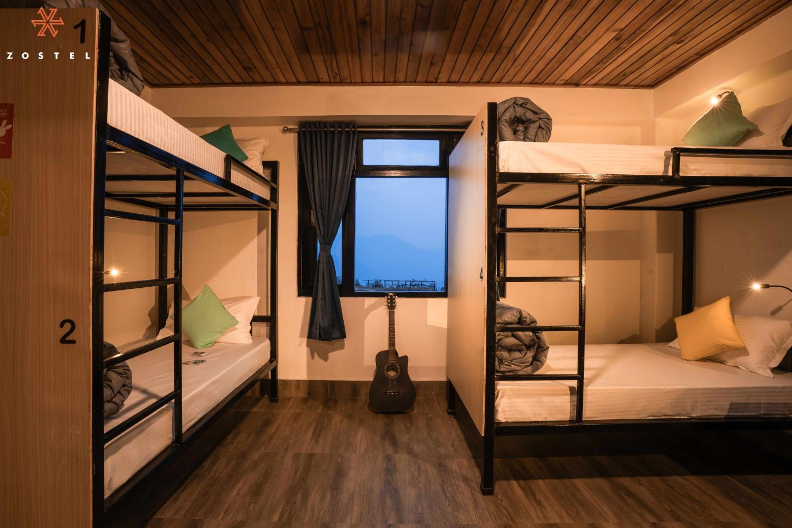Bed in Deluxe 6 Bed Mixed Dormitory Room photo 3