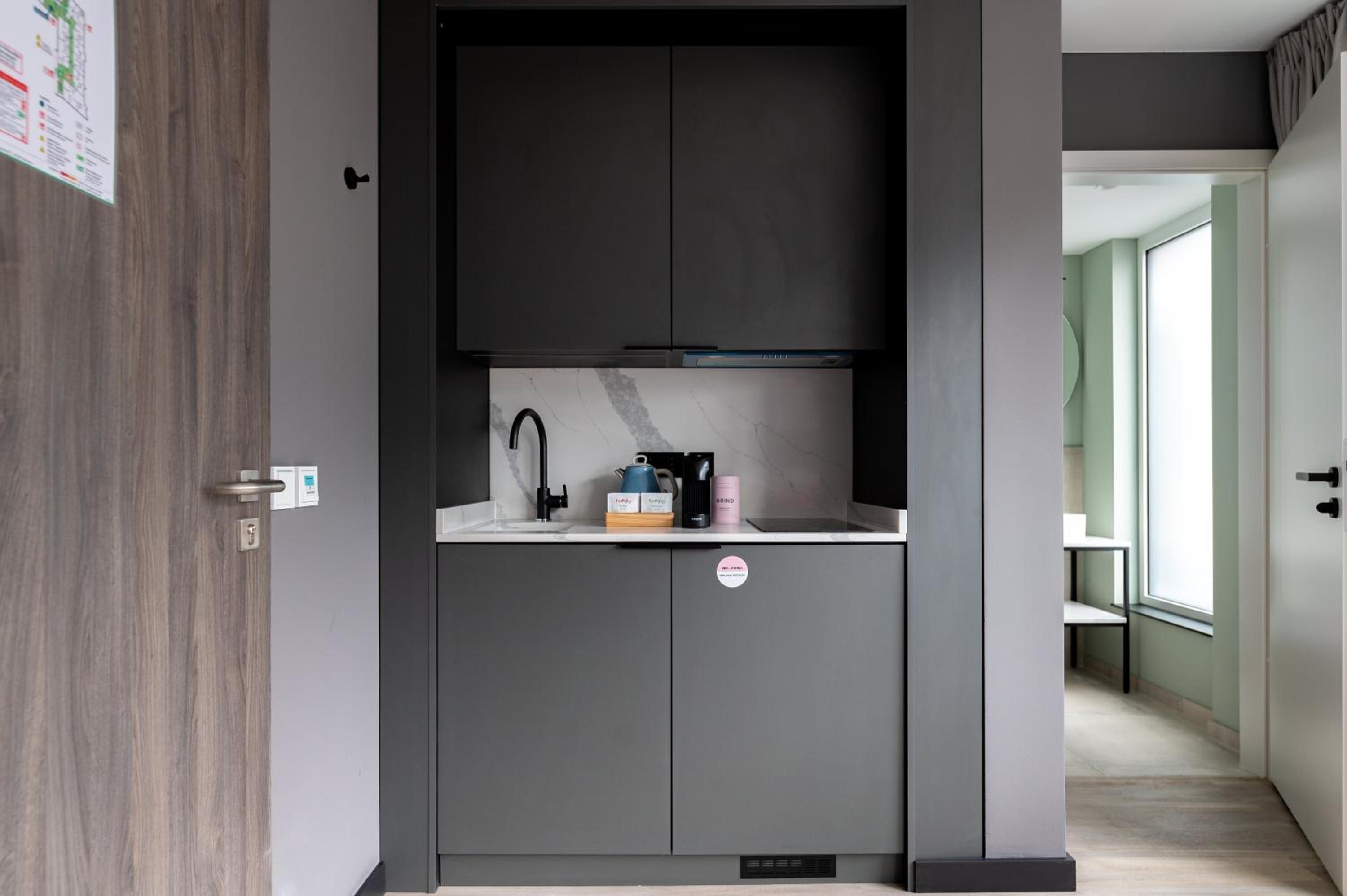 Medium Studio with Kitchenette photo 3