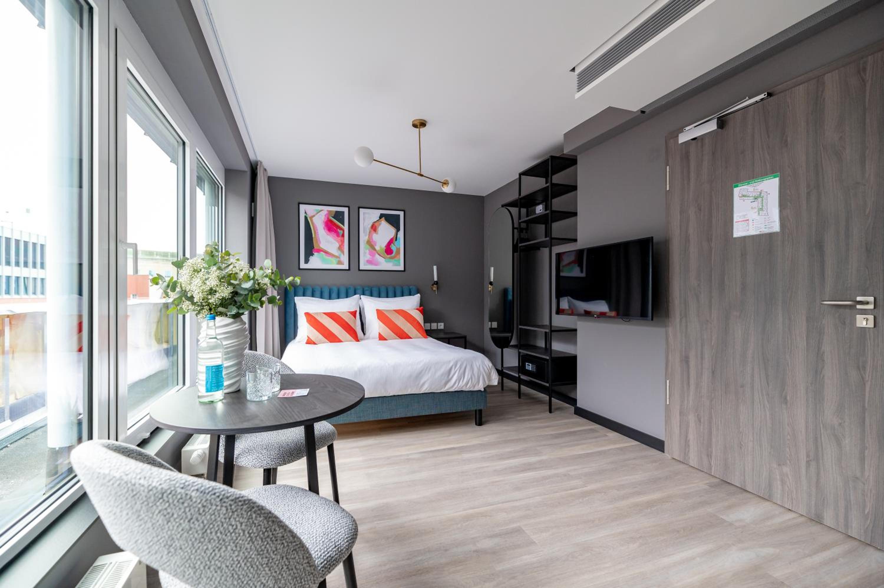 Medium Studio with Kitchenette photo 1