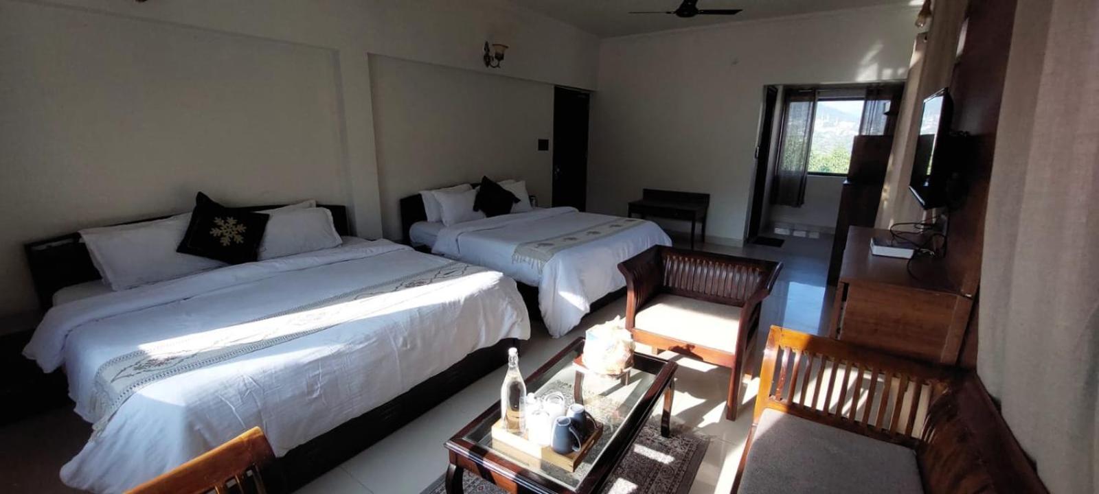 King Room with Two King Beds photo 2