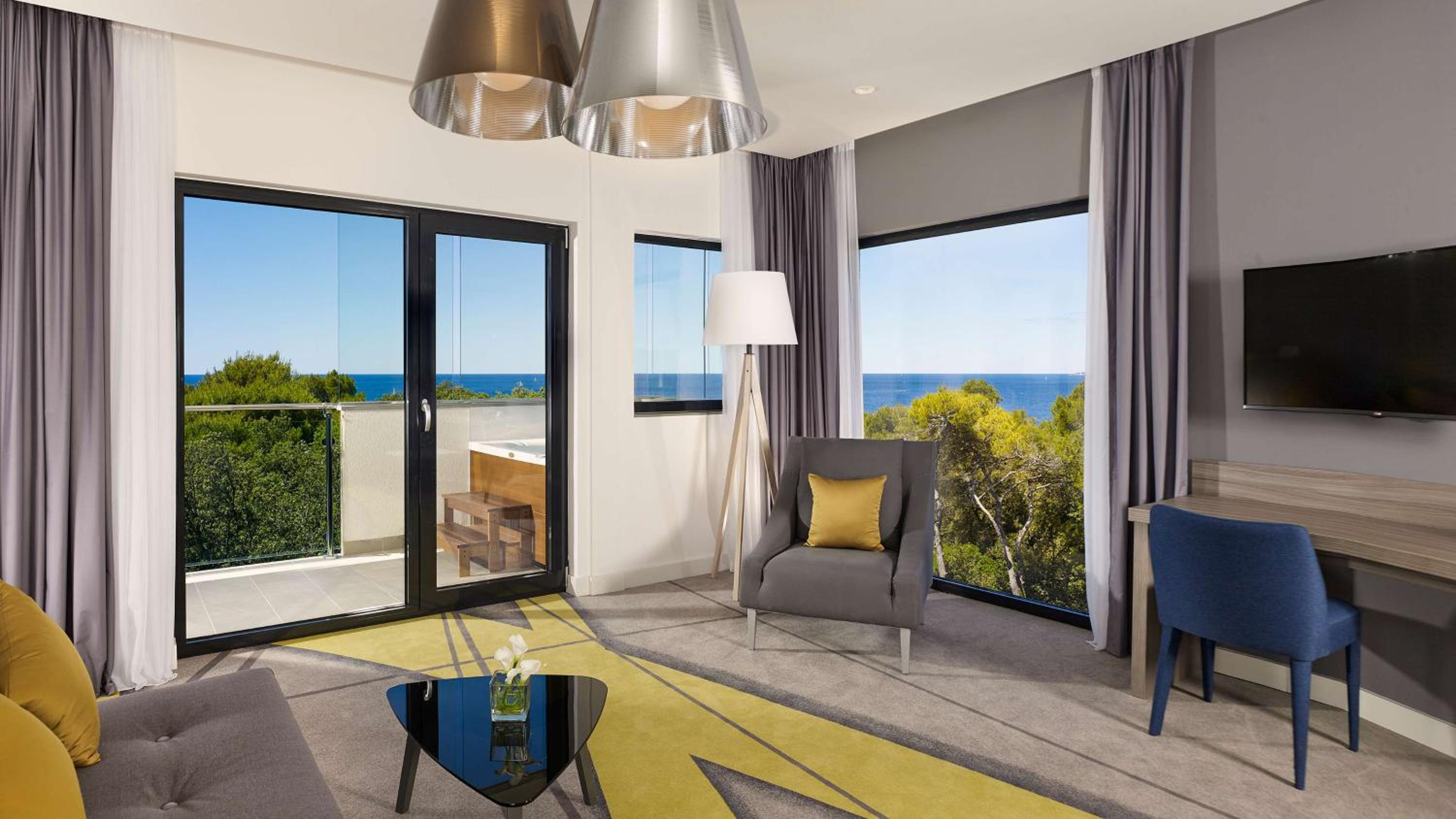 Two-Bedroom Suite with Balcony - Photo 6