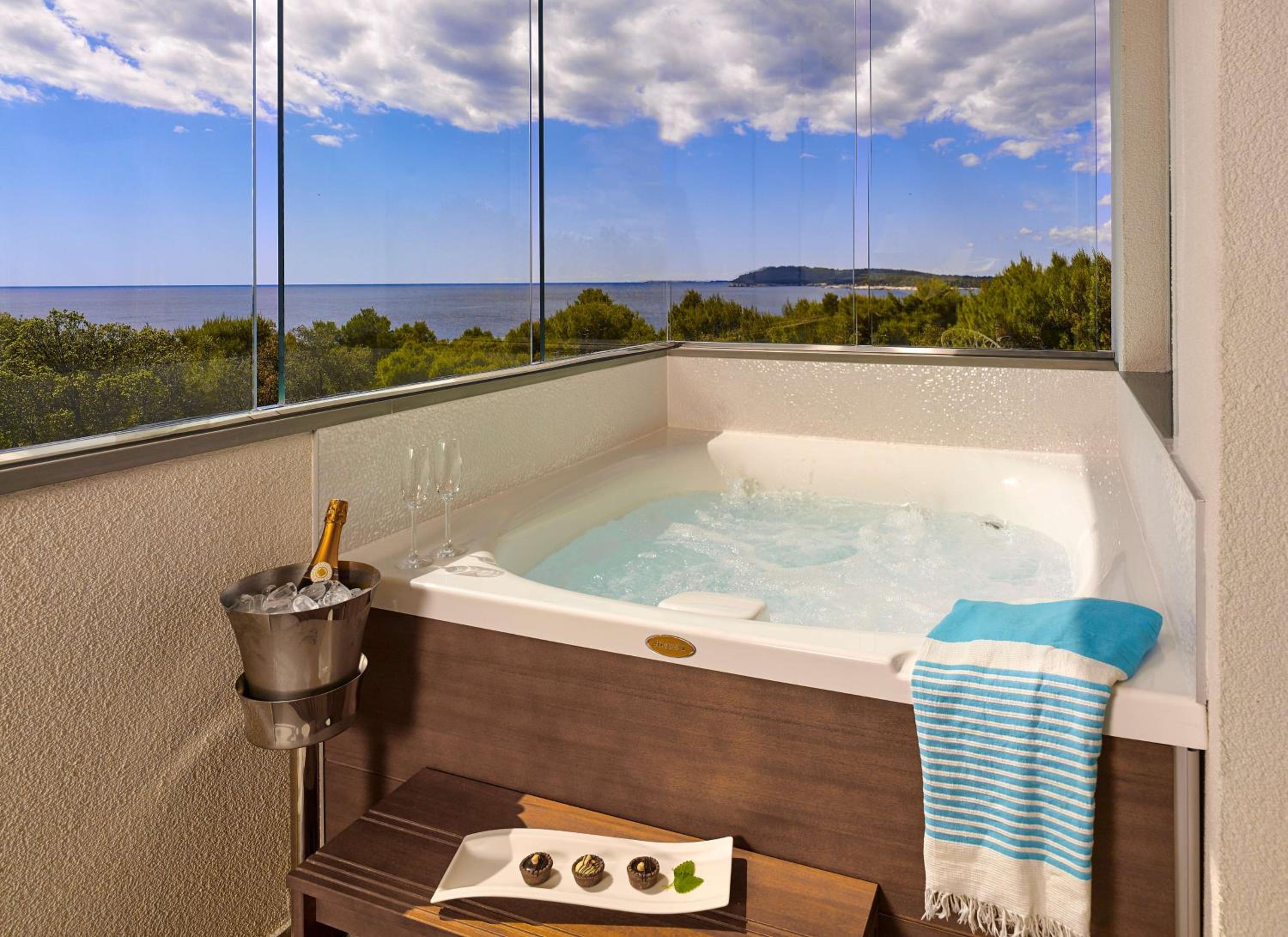 Deluxe Suite with Sea View - Photo 7