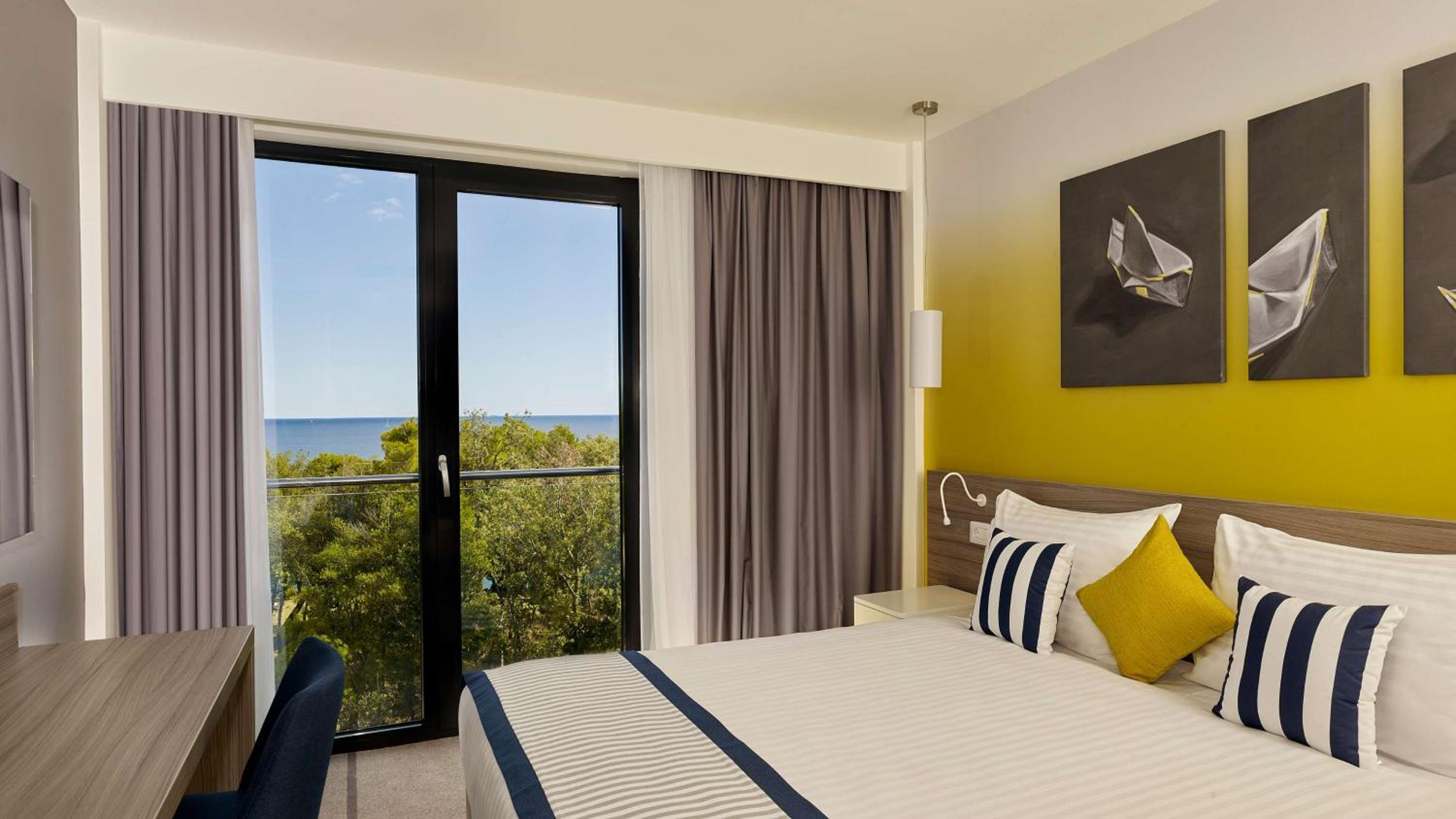 Standard Double Room with Pool View - Photo 3