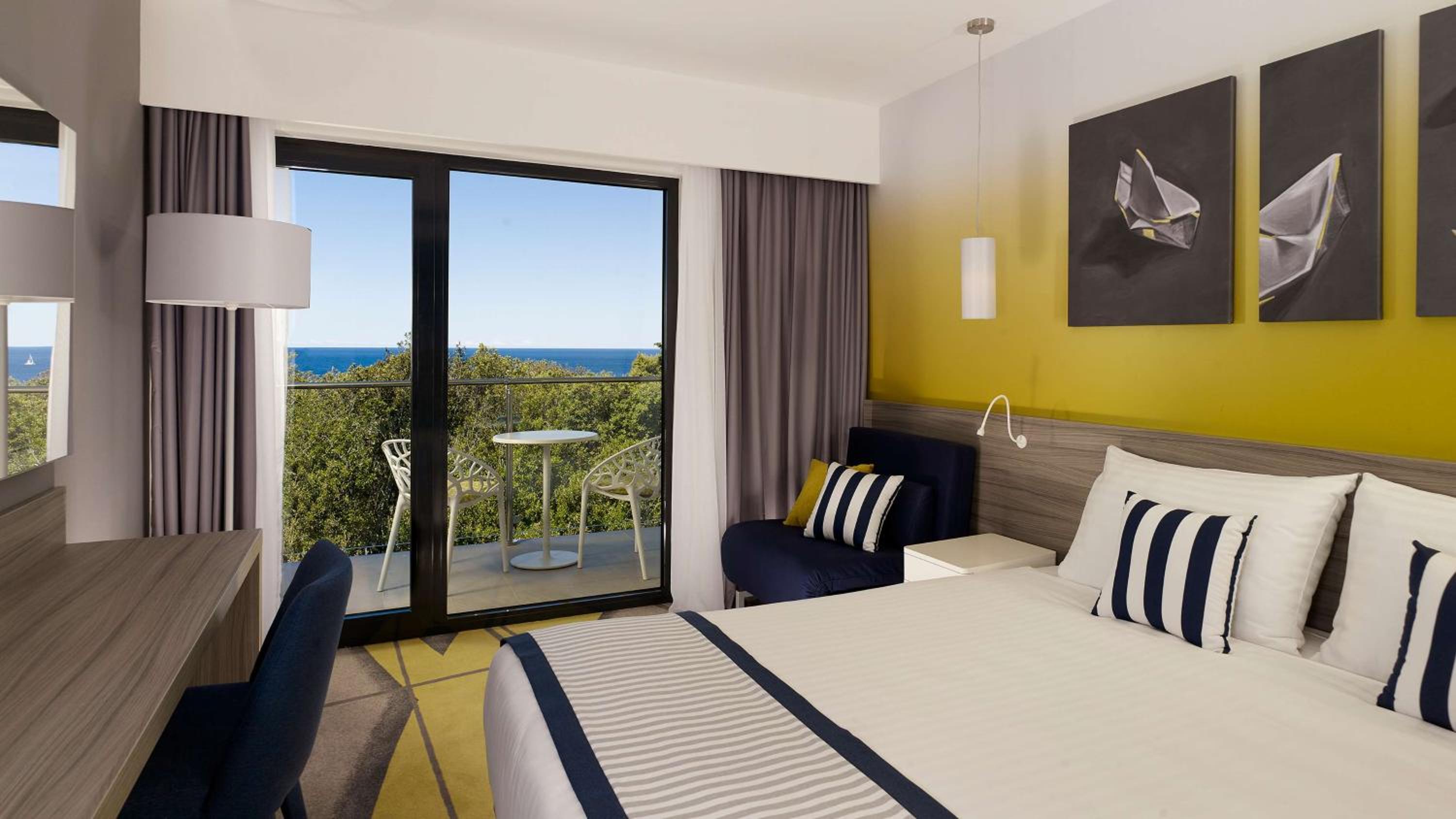 Superior Double Room with Balcony - Photo 2