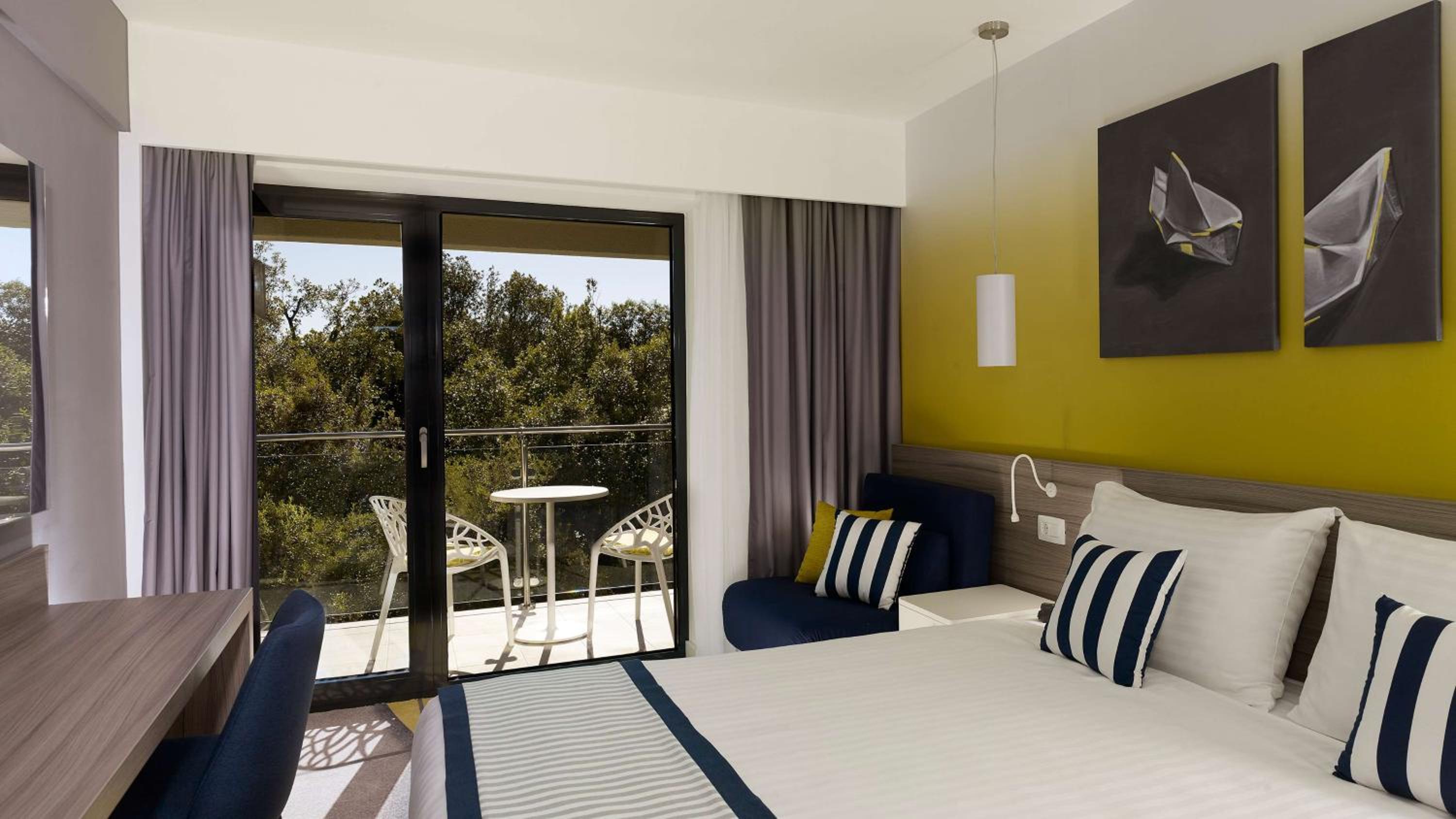 Superior Double Room with Balcony - Photo 1