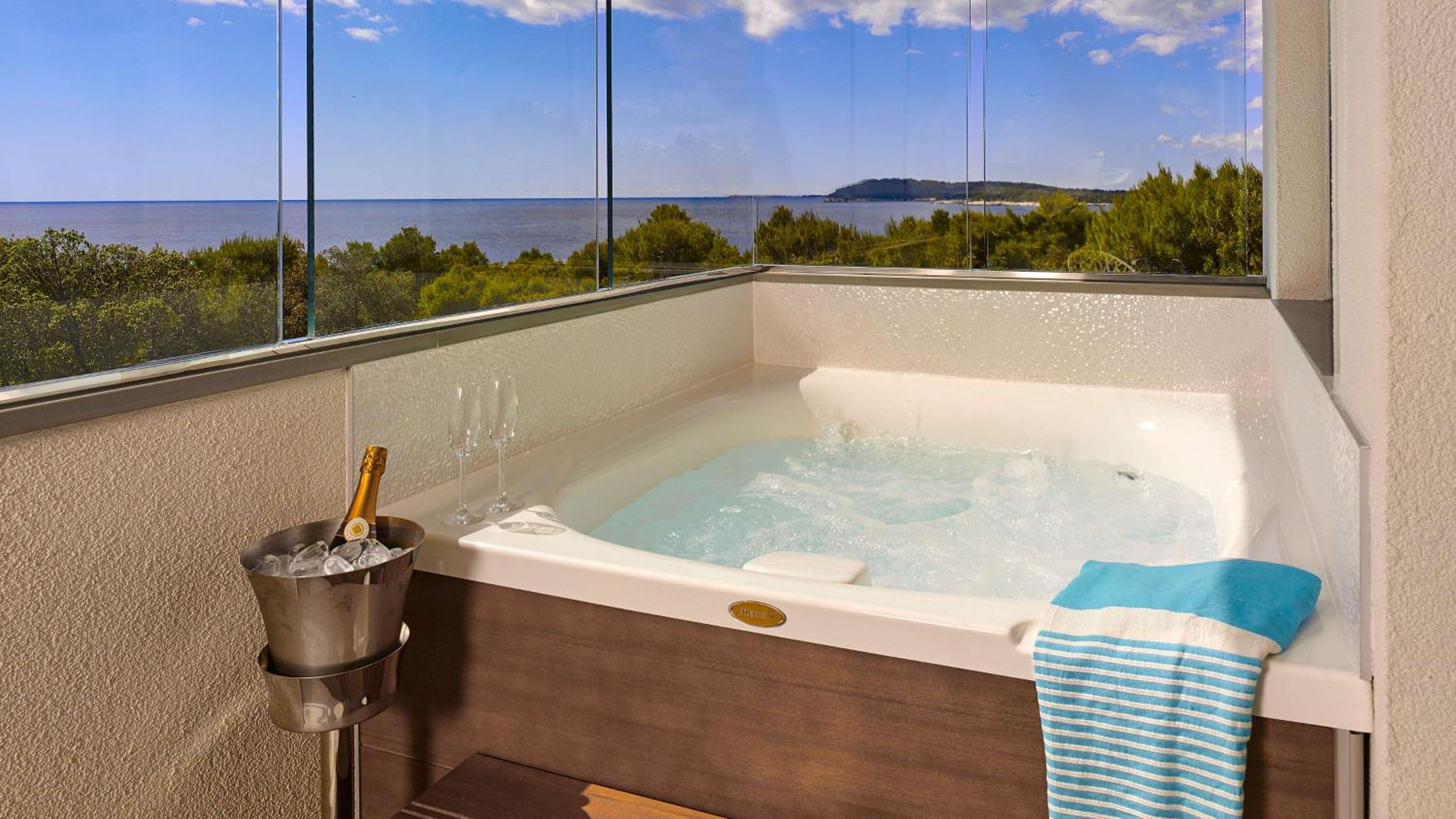 Deluxe Suite with Sea View - Photo 6