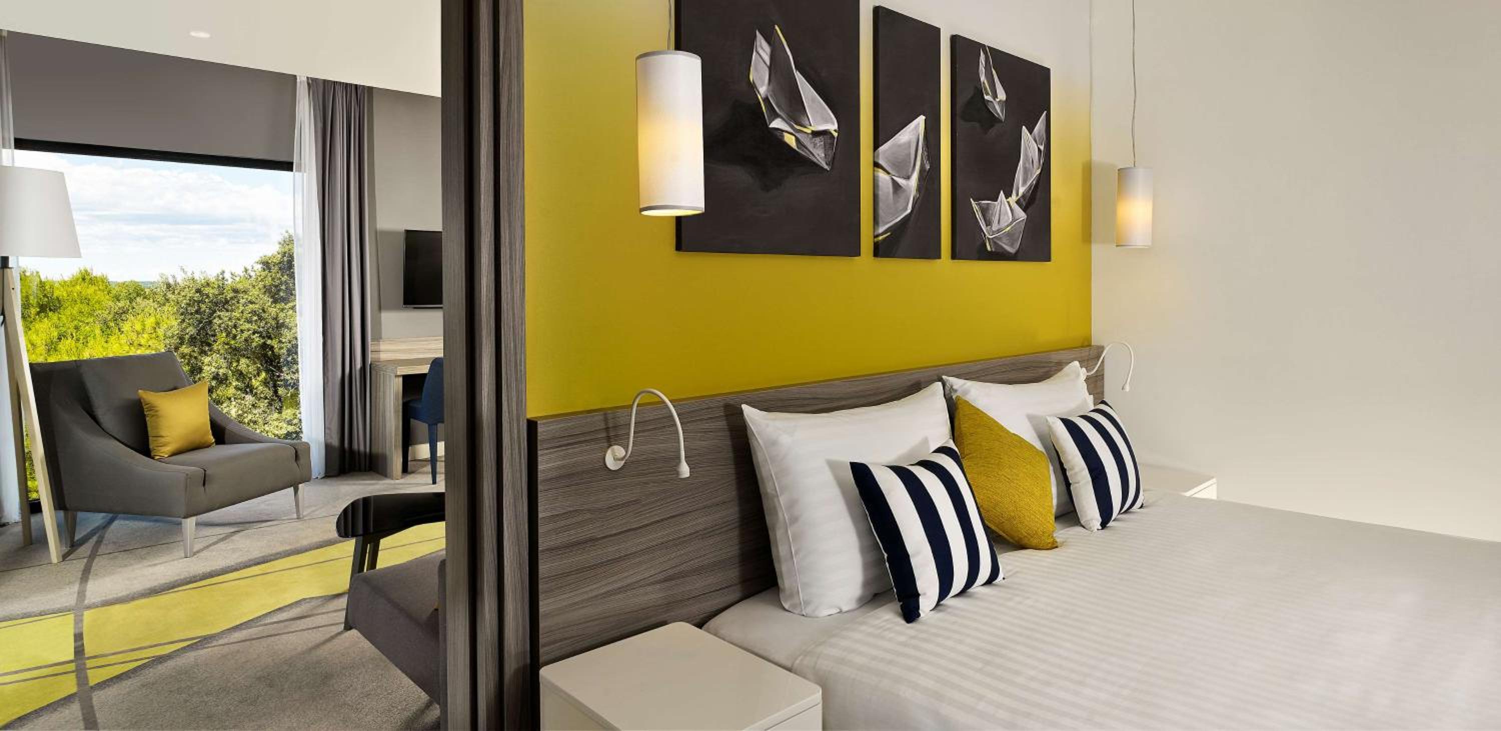 One-Bedroom Suite with Balcony - Photo 2