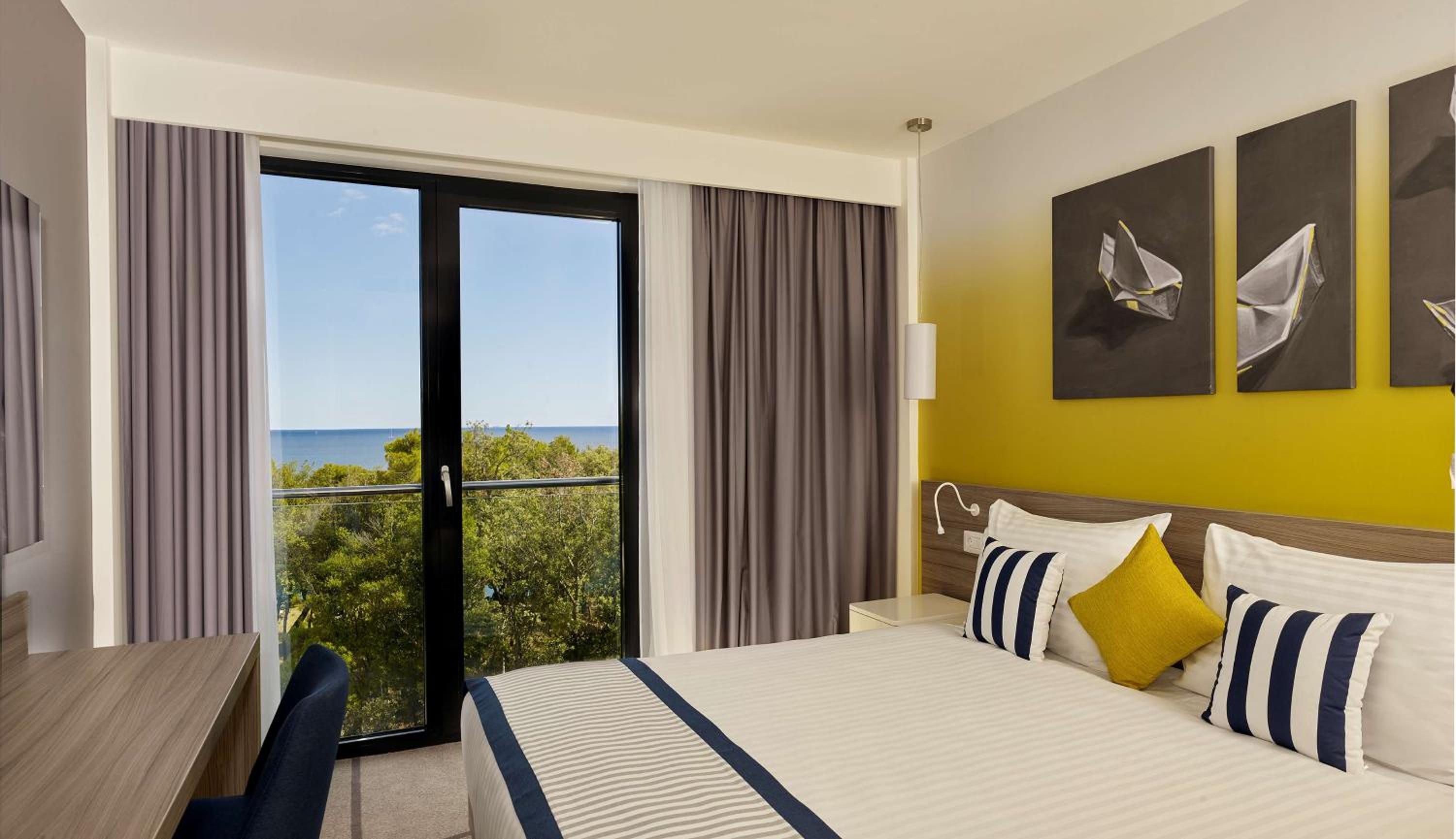 Standard Double Room with Pool View - Photo 6