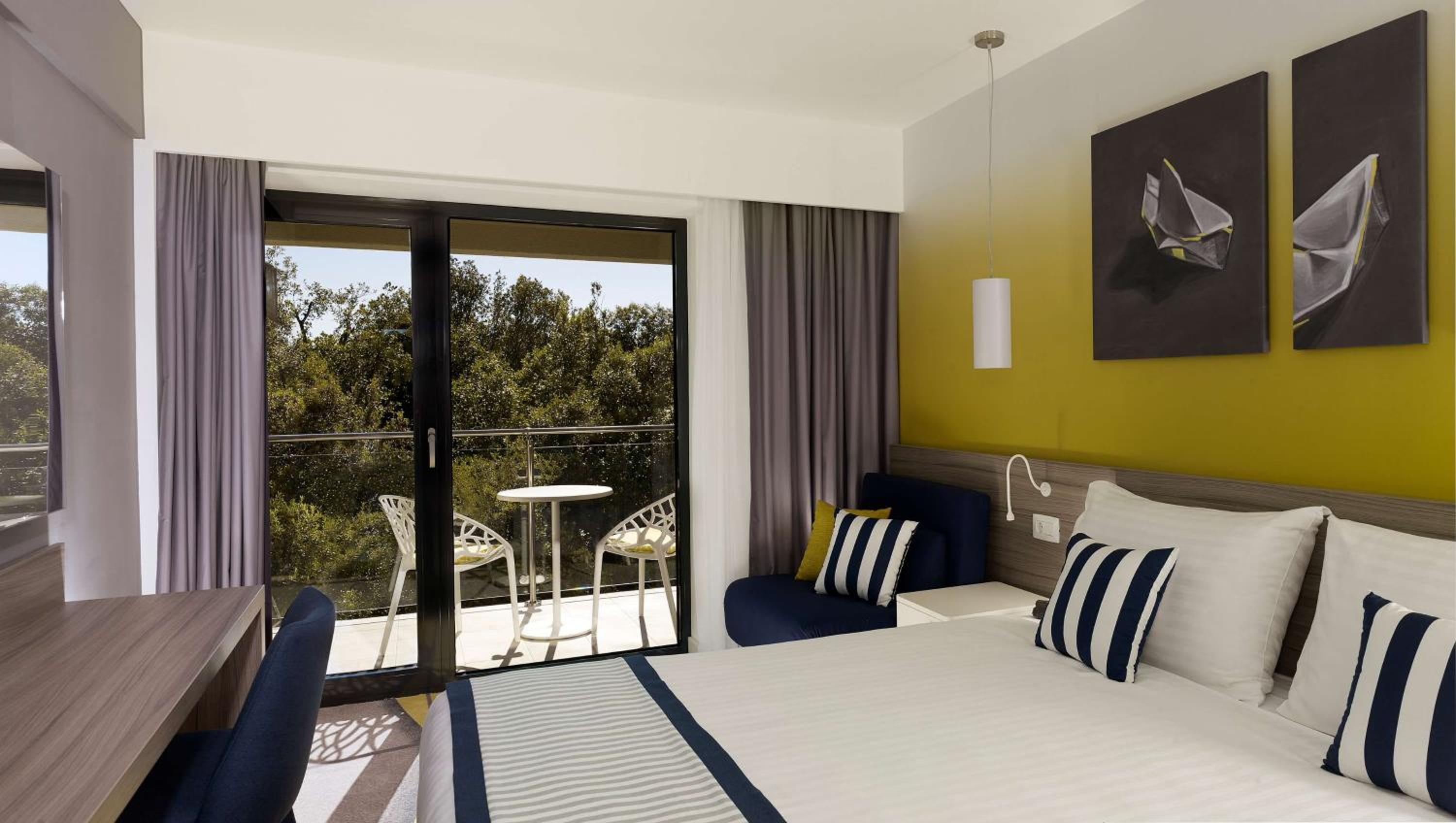 Superior Double Room with Balcony - Photo 3