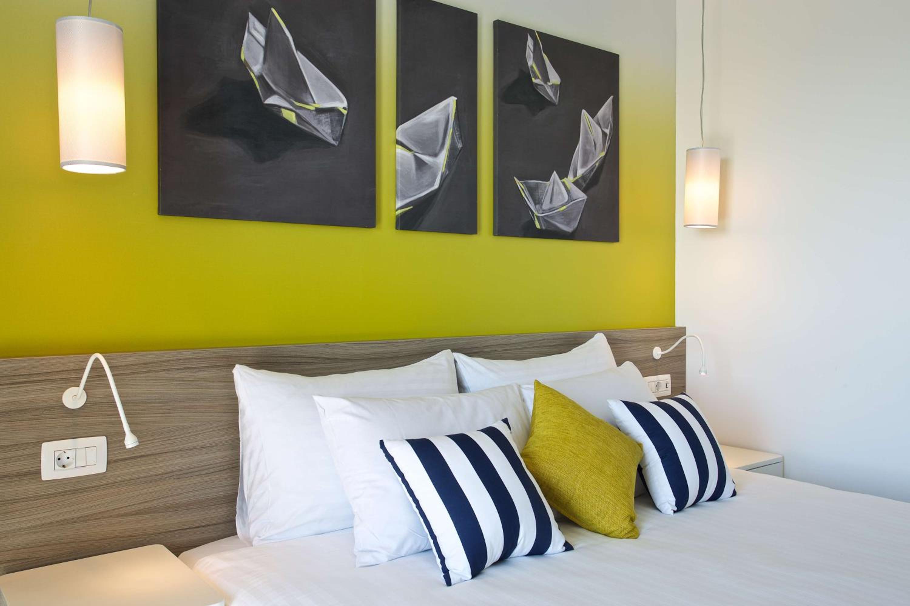 One-Bedroom Suite with Balcony - Photo 5
