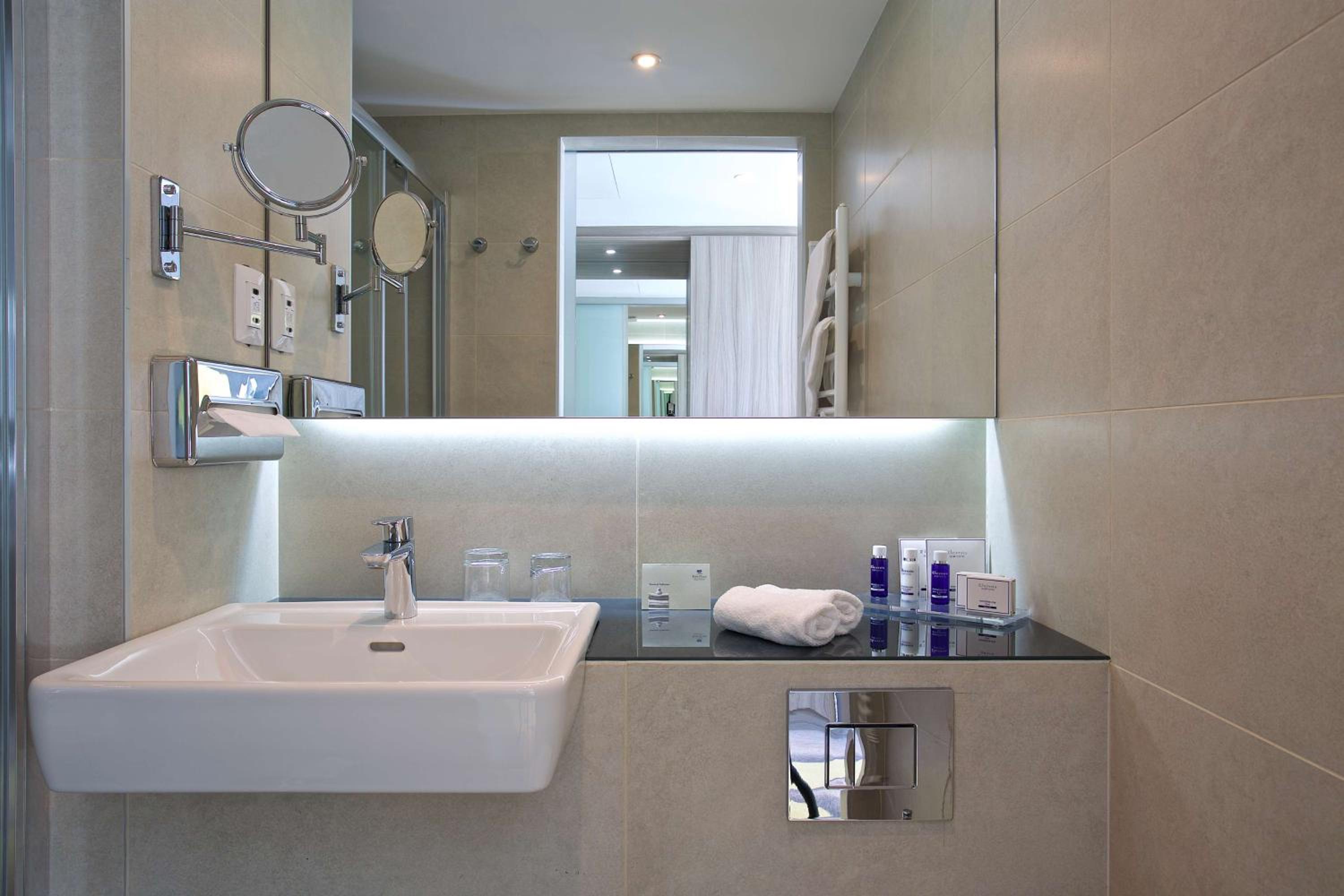 One-Bedroom Suite with Balcony - Photo 3