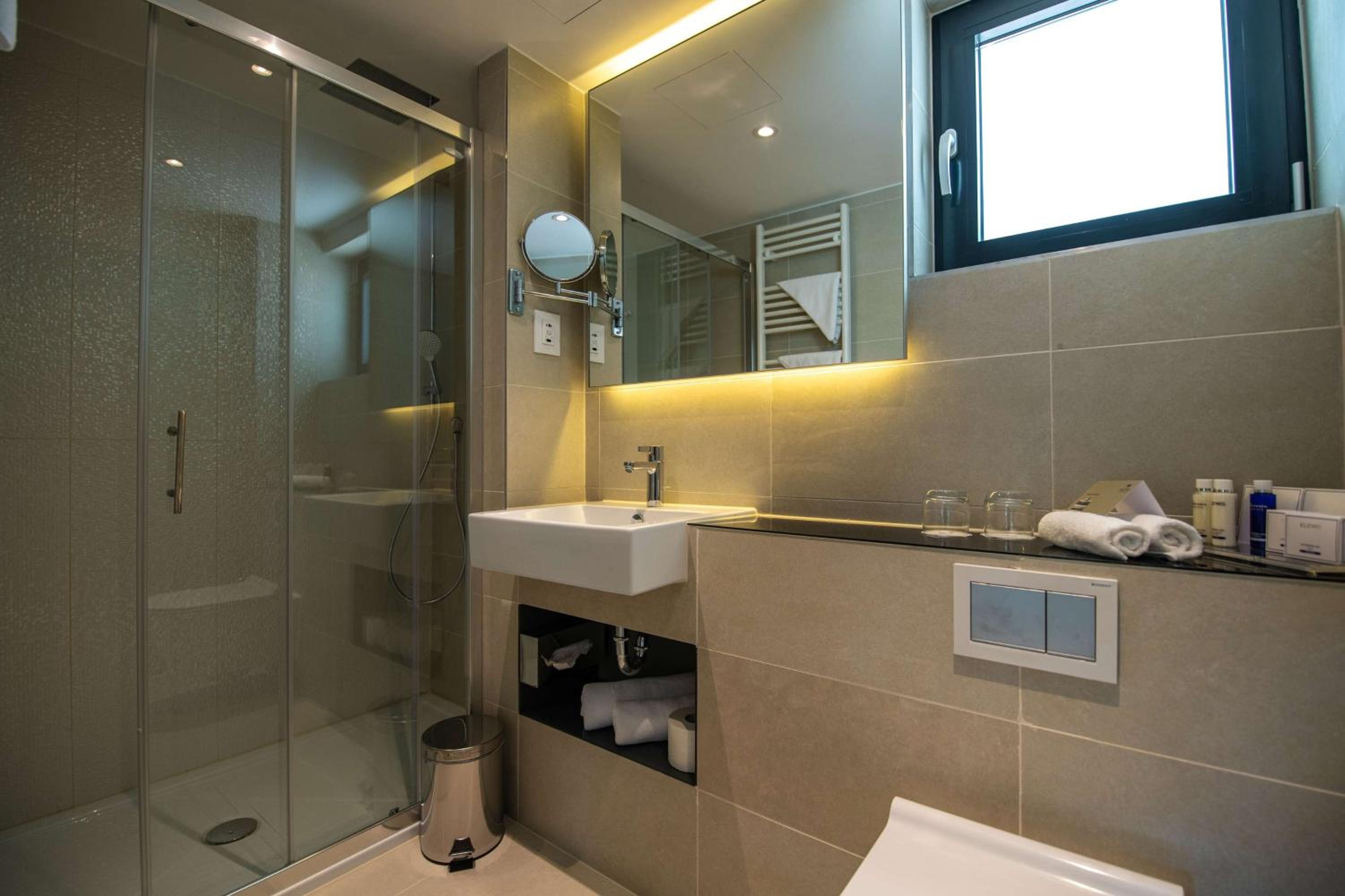 One-Bedroom Suite with Balcony - Photo 6