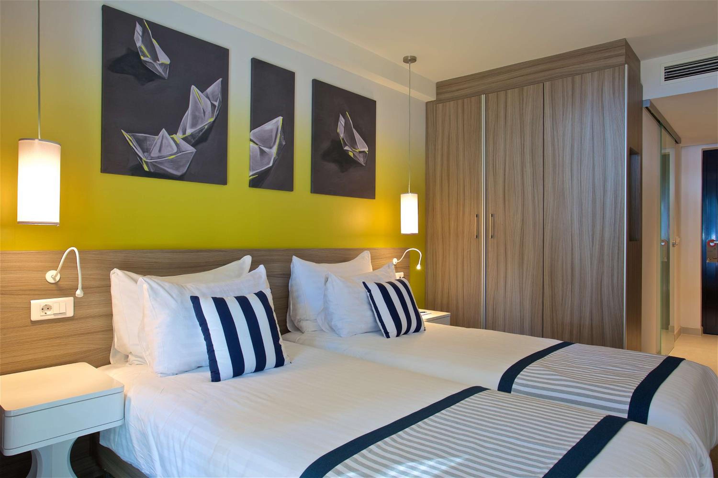 Superior Twin Room with Balcony - Photo 4
