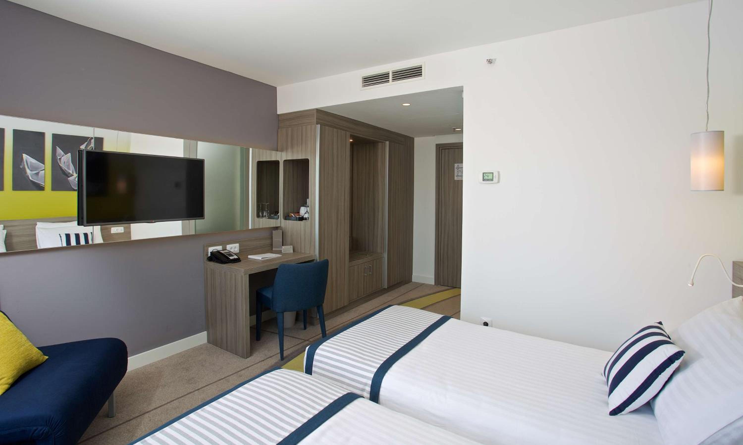 Superior Twin Room with Balcony - Photo 6