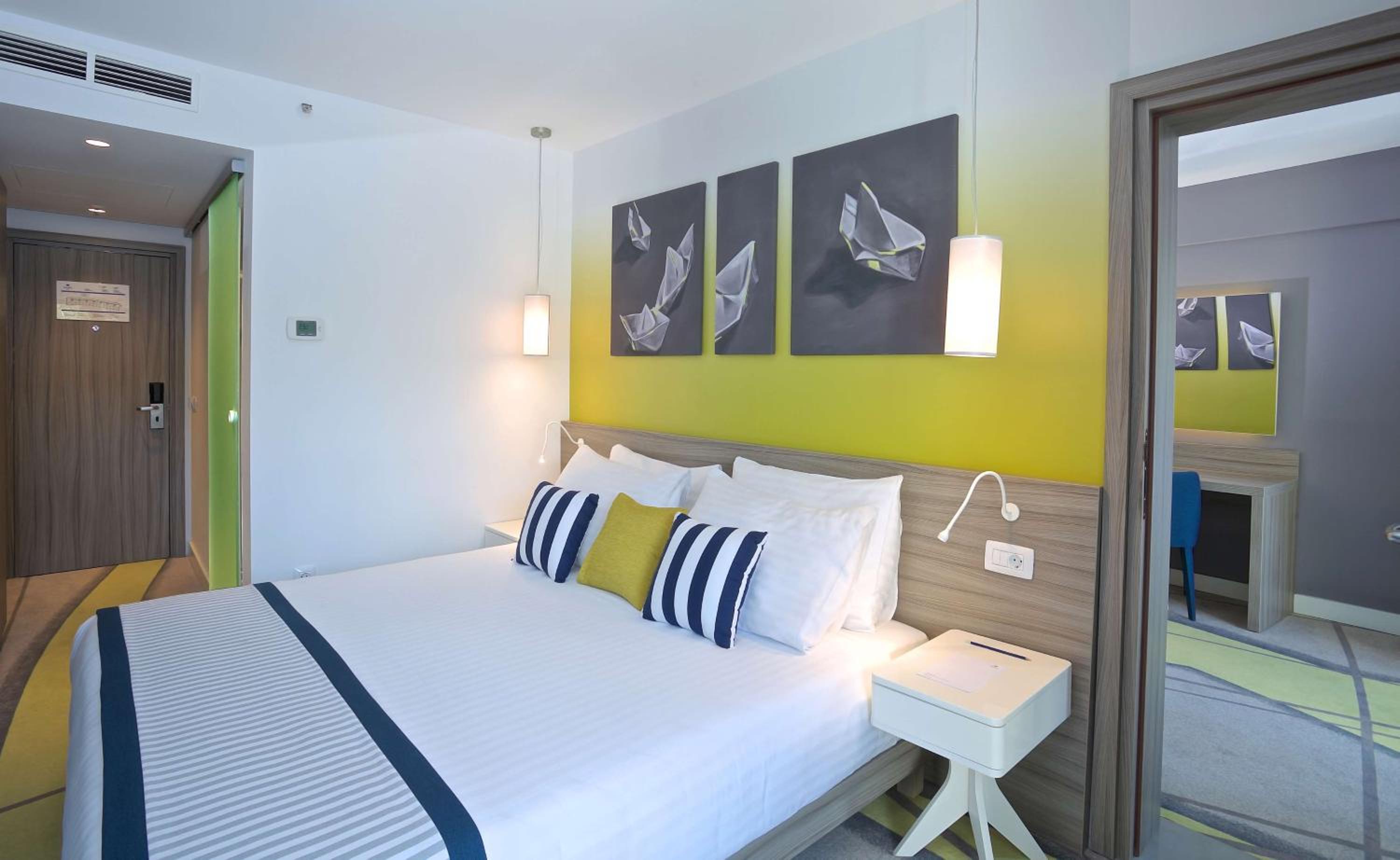 One-Bedroom Suite with Balcony - Photo 9