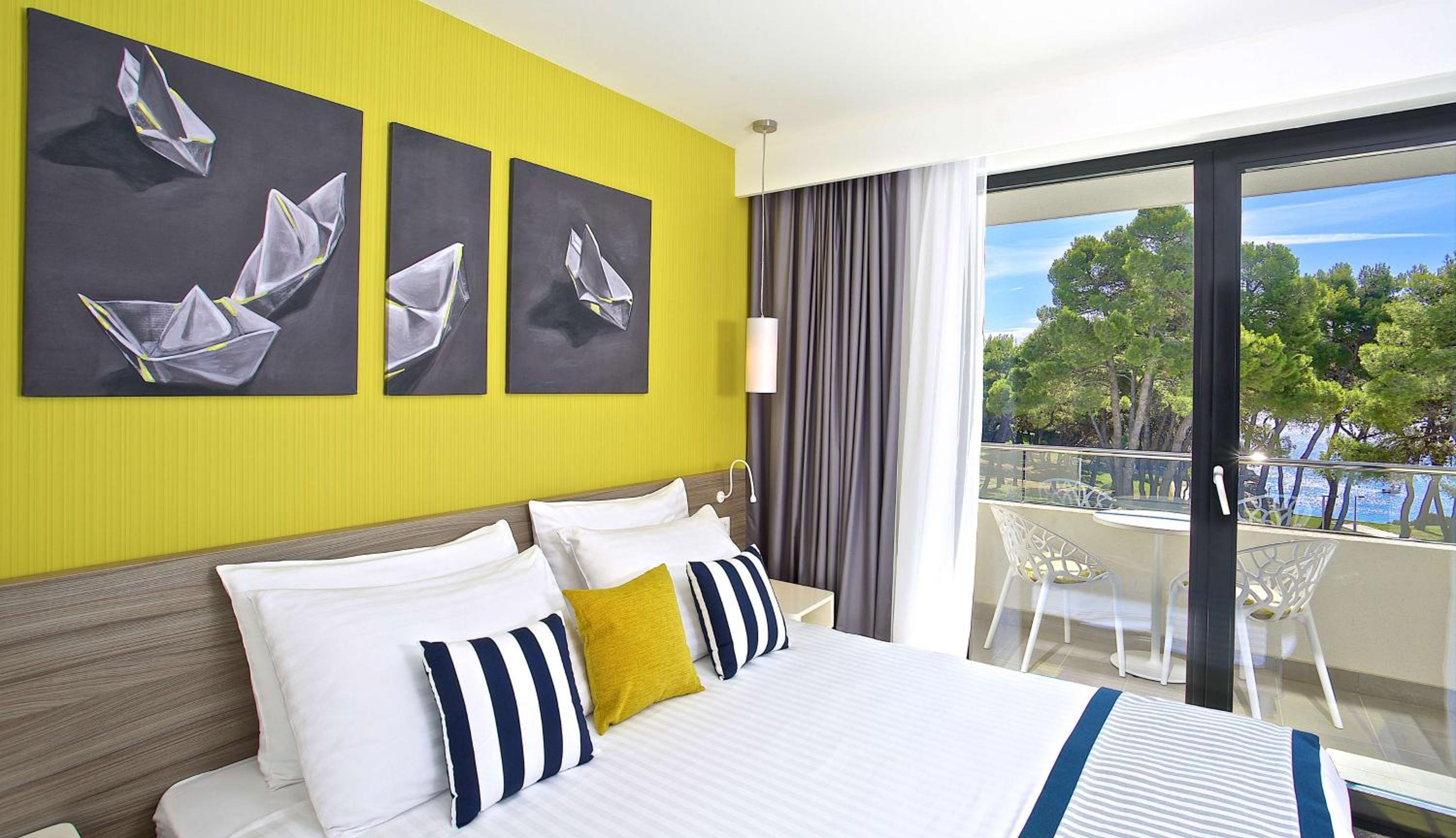 Superior Twin Room with Balcony and Pool View thumbnail 6