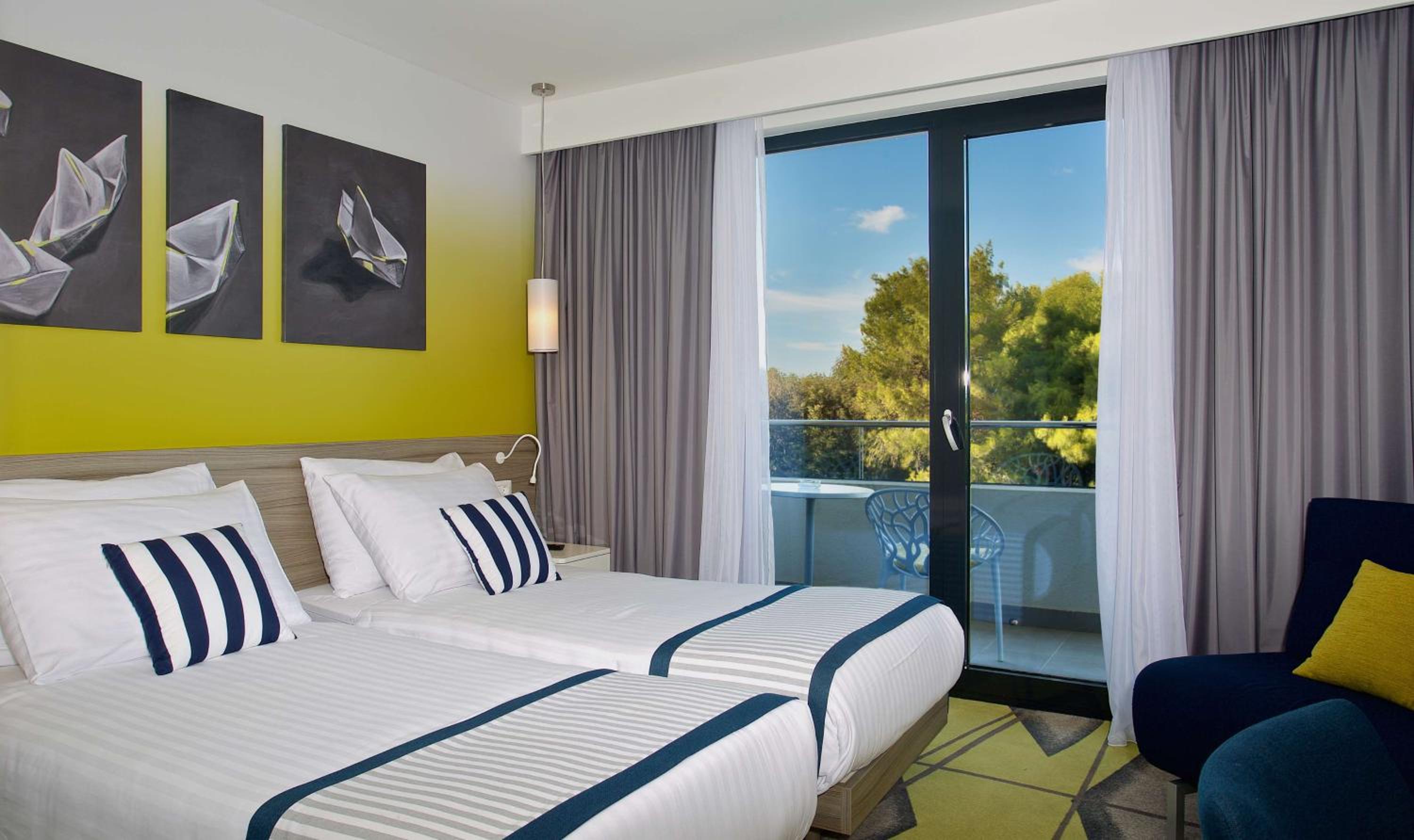 Superior Twin Room with Balcony - Photo 3