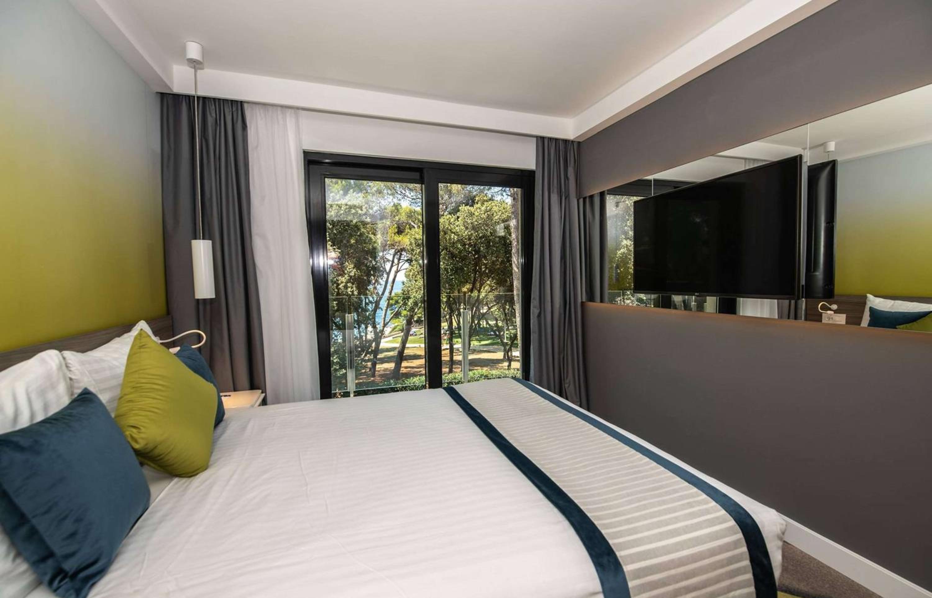 Two-Bedroom Suite with Balcony - Photo 4
