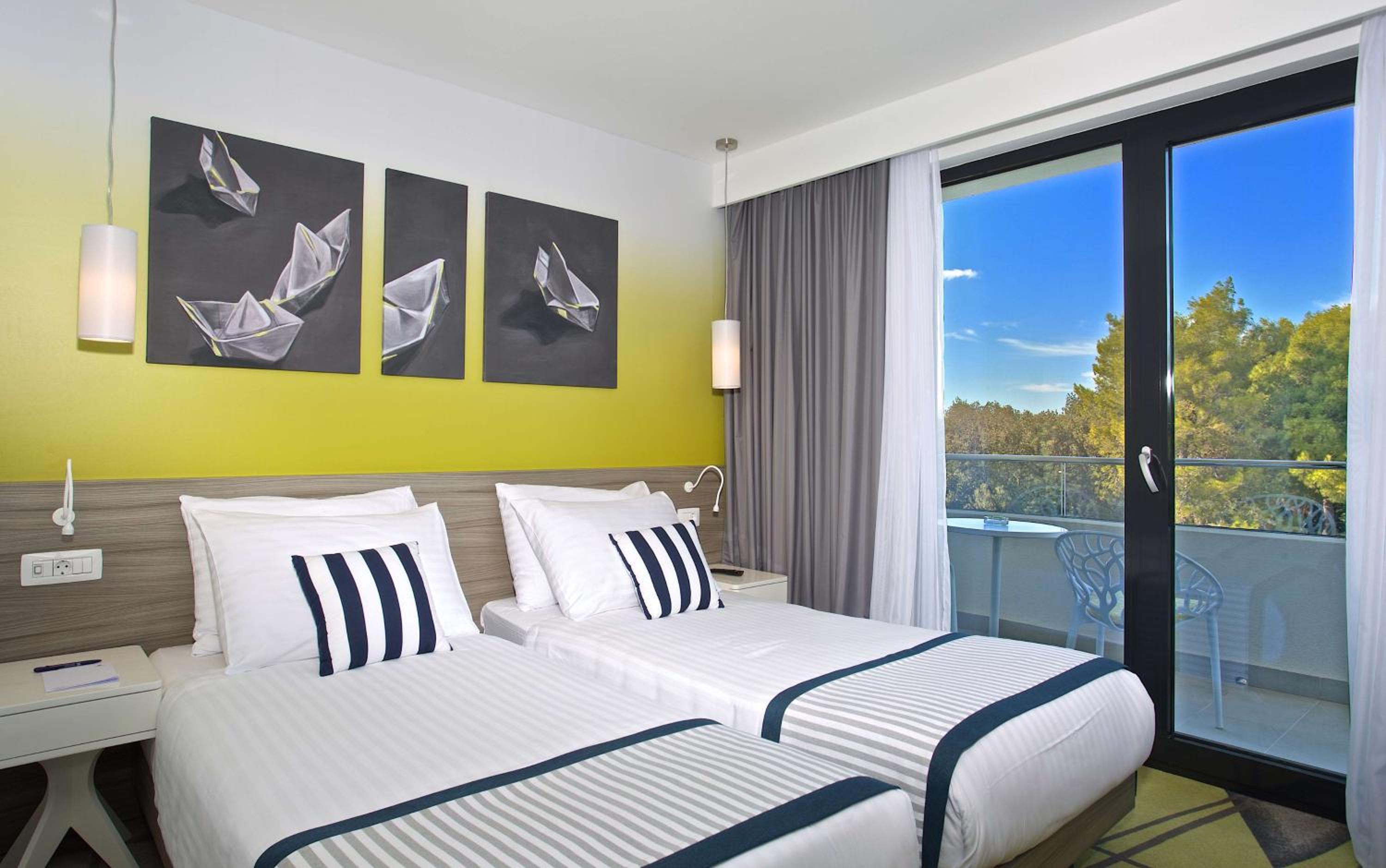 Superior Twin Room with Balcony - Photo 2