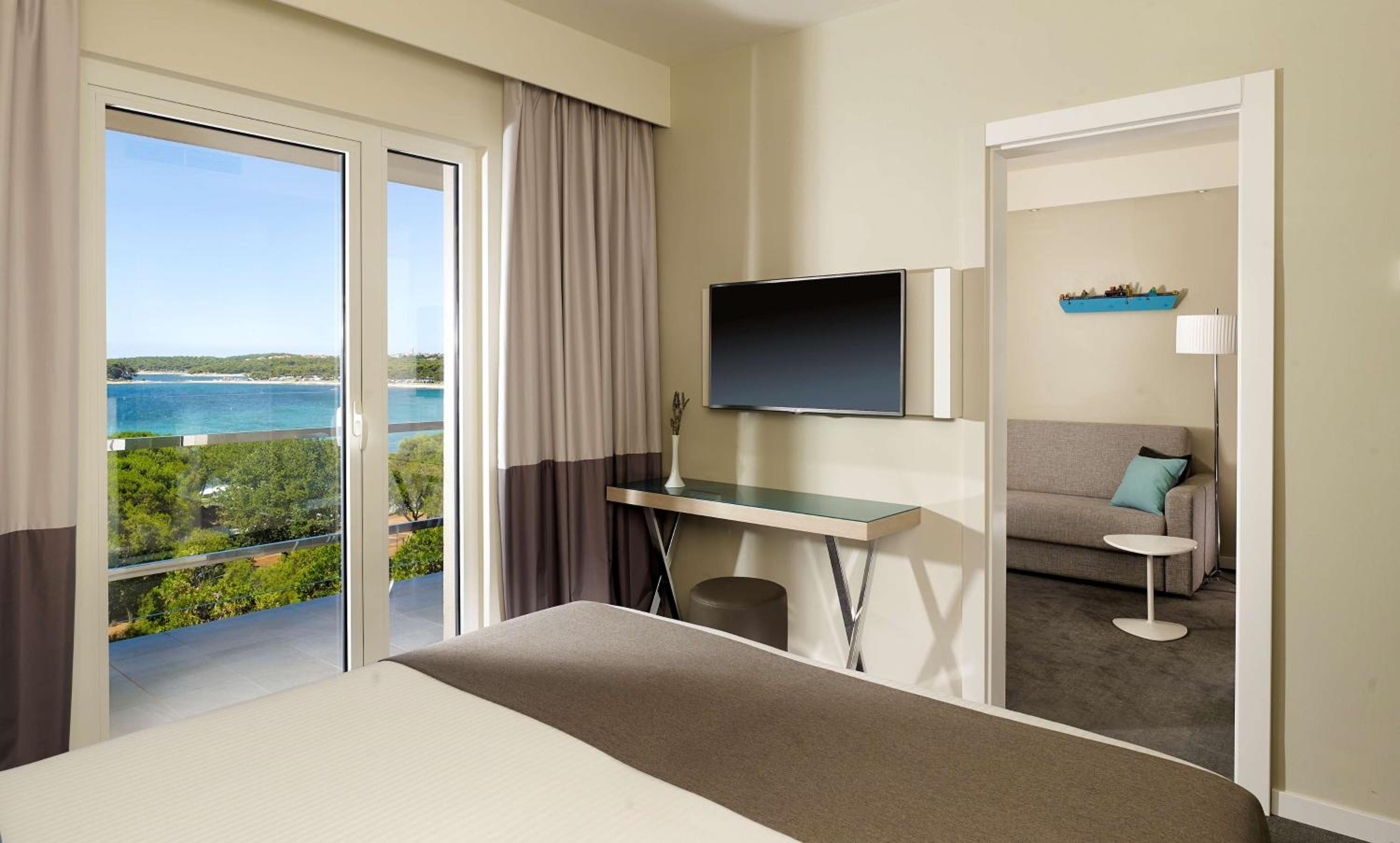 One-Bedroom Suite with Balcony - Photo 3