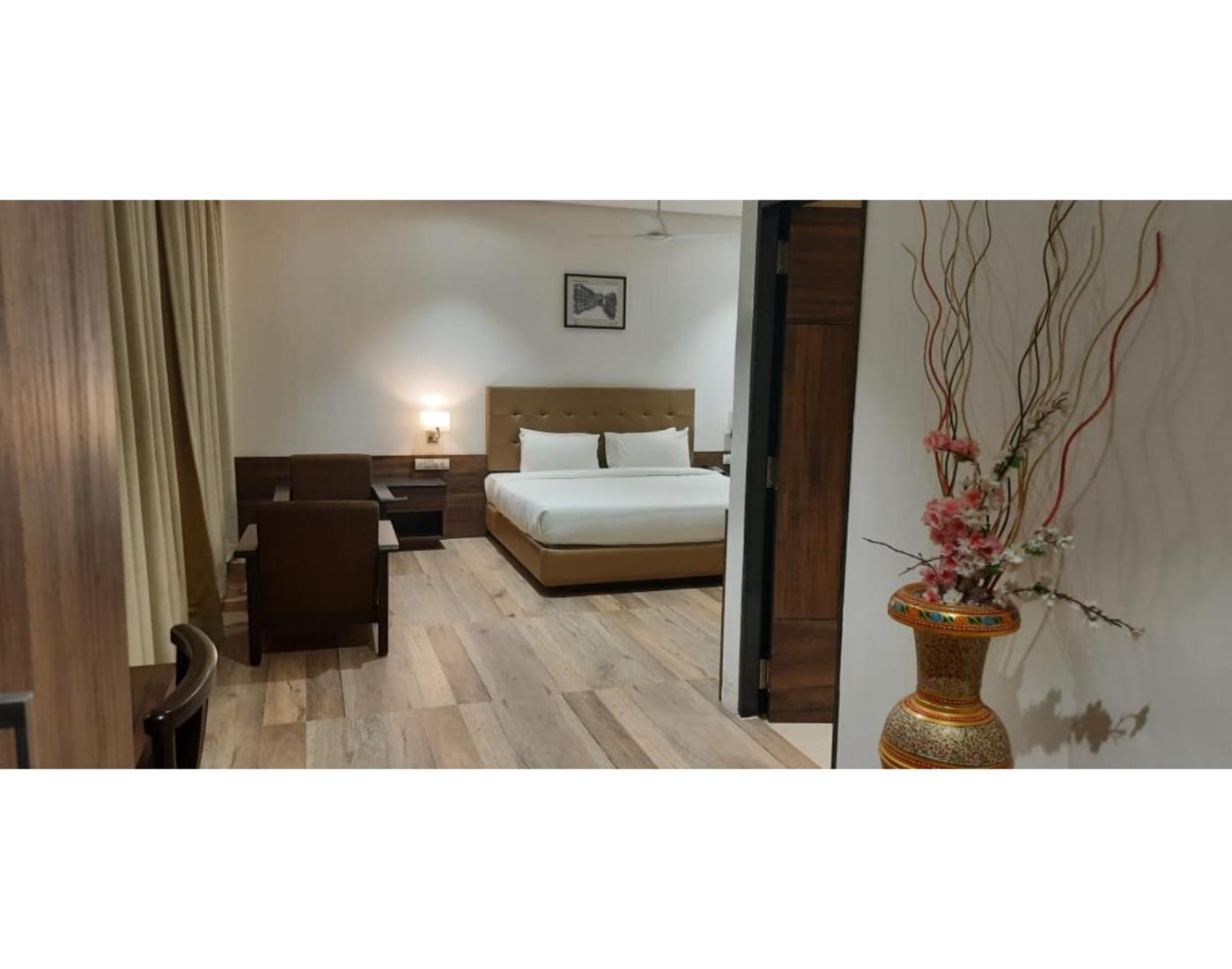 Suite - Photo 3