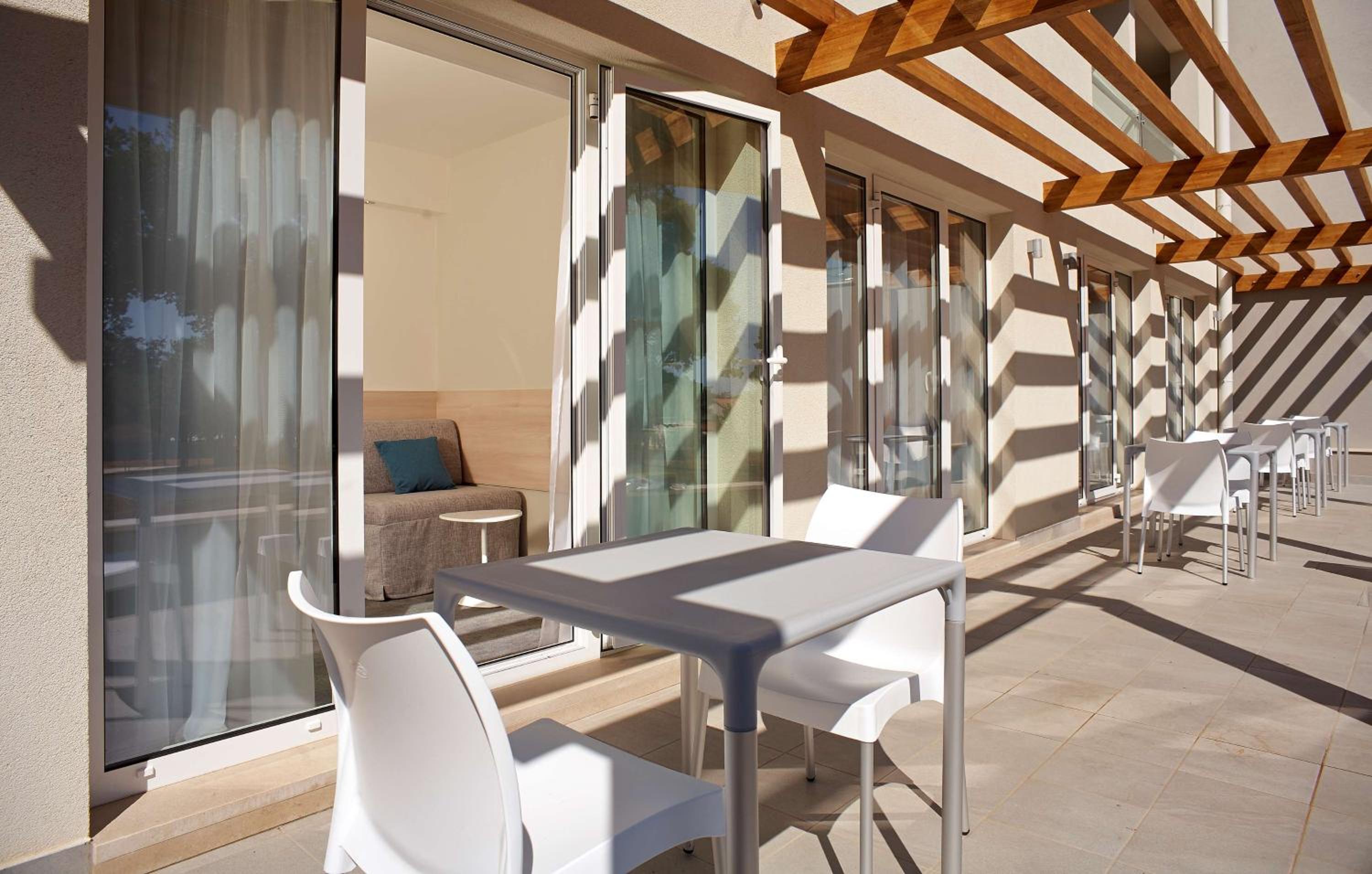 Family Room with Terrace - Photo 3