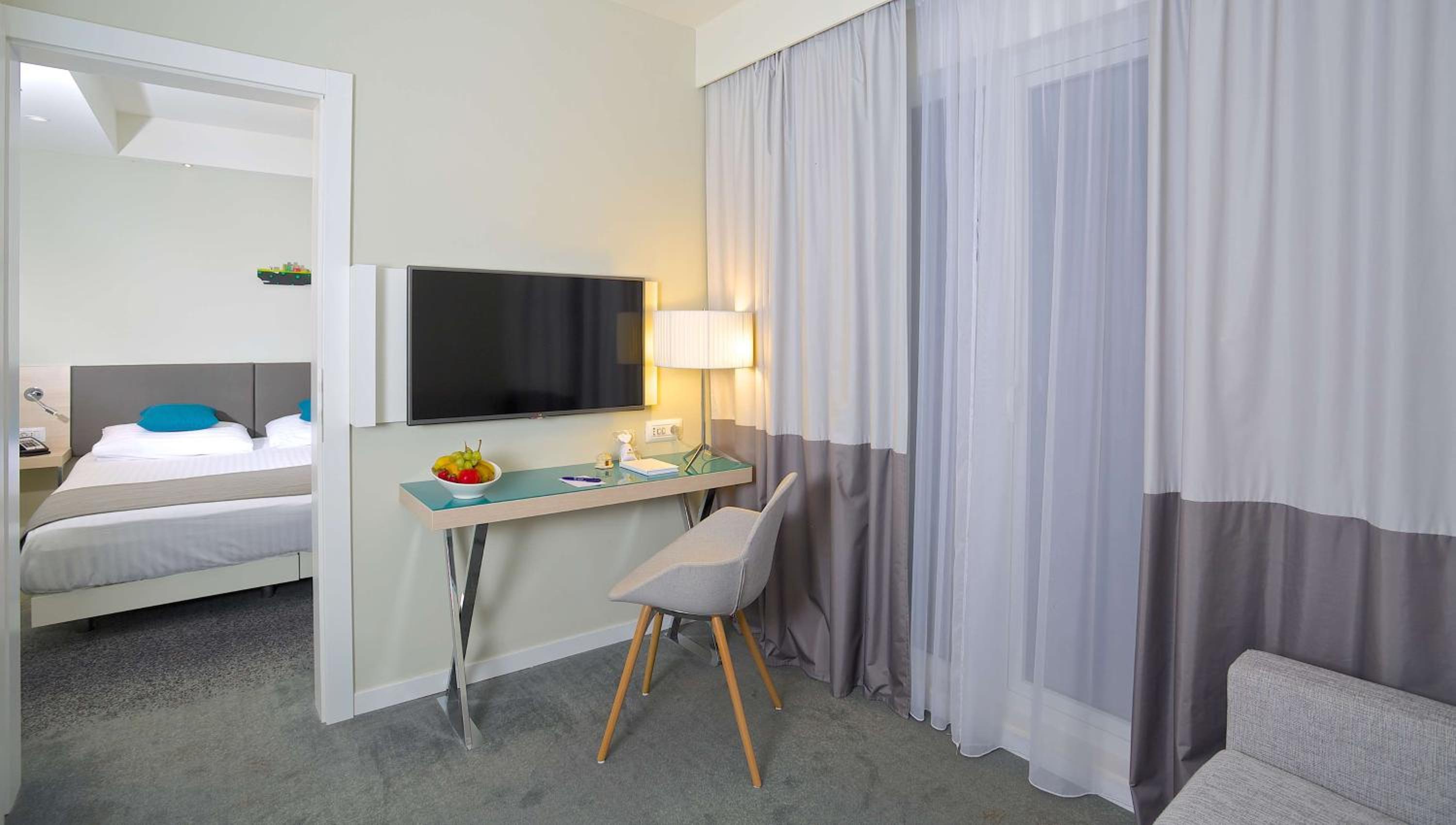 One-Bedroom Suite with Balcony - Photo 4