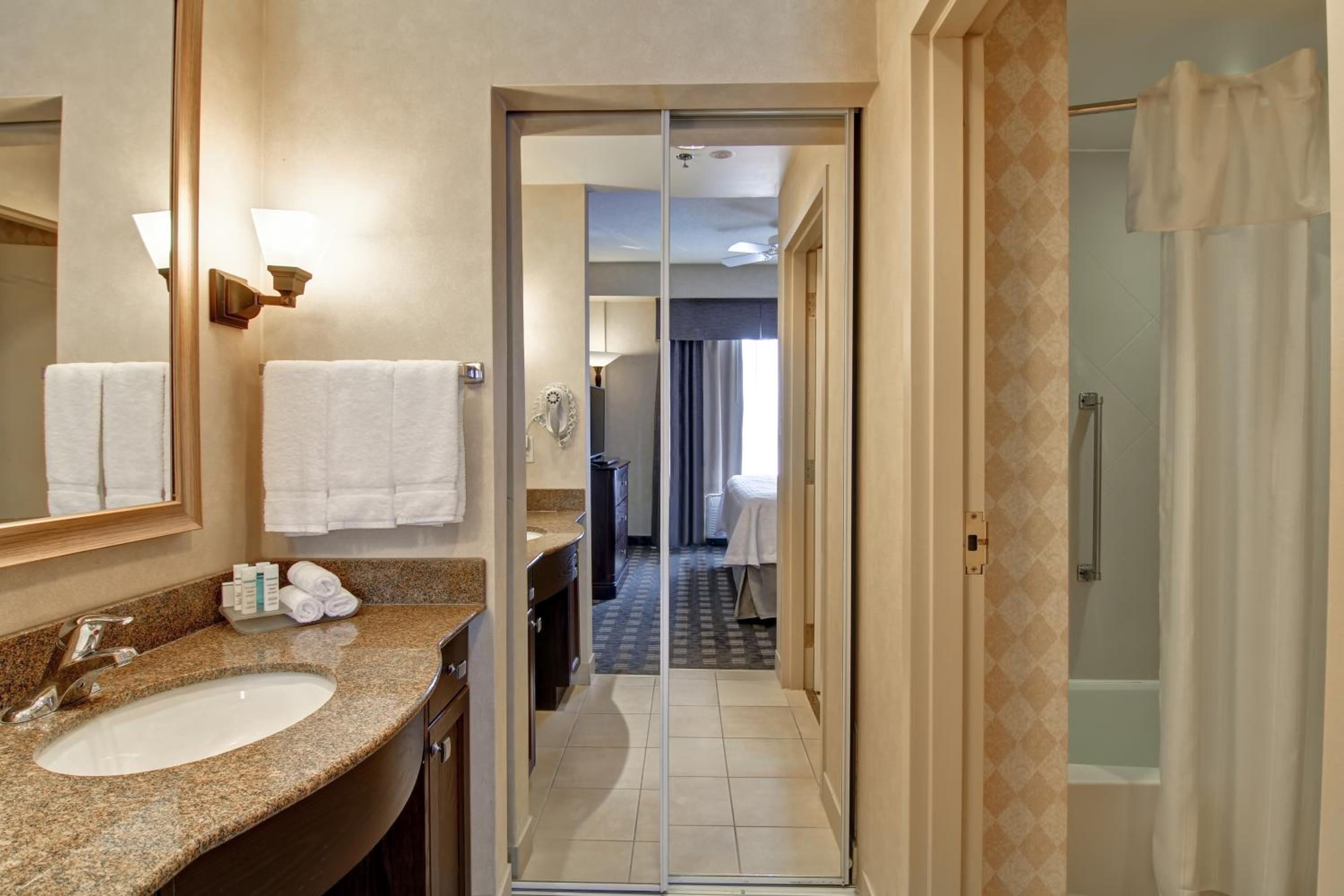 One-Bedroom King Suite - Non-Smoking - Photo 3