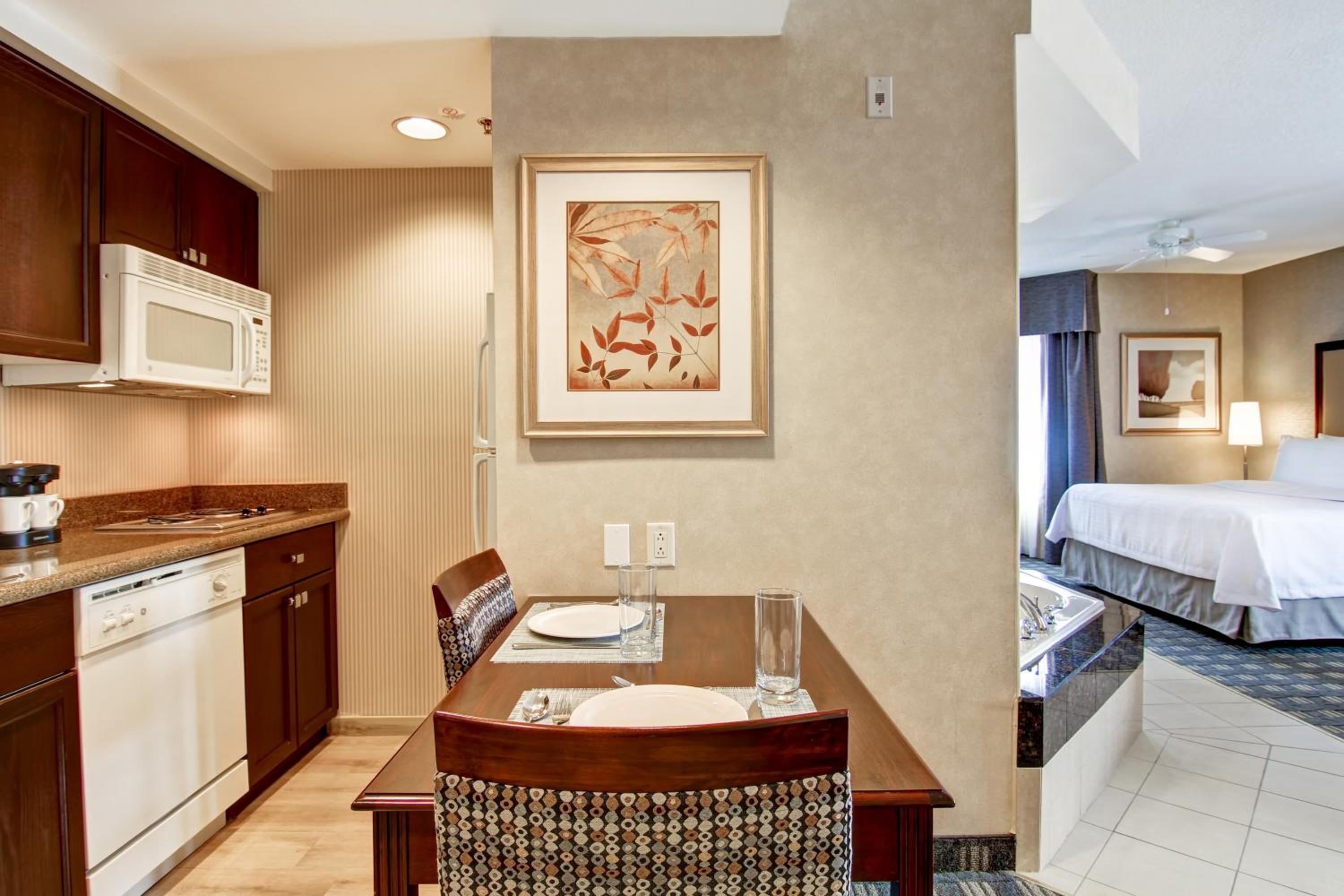 King Suite with Whirlpool - Non-Smoking - Photo 4