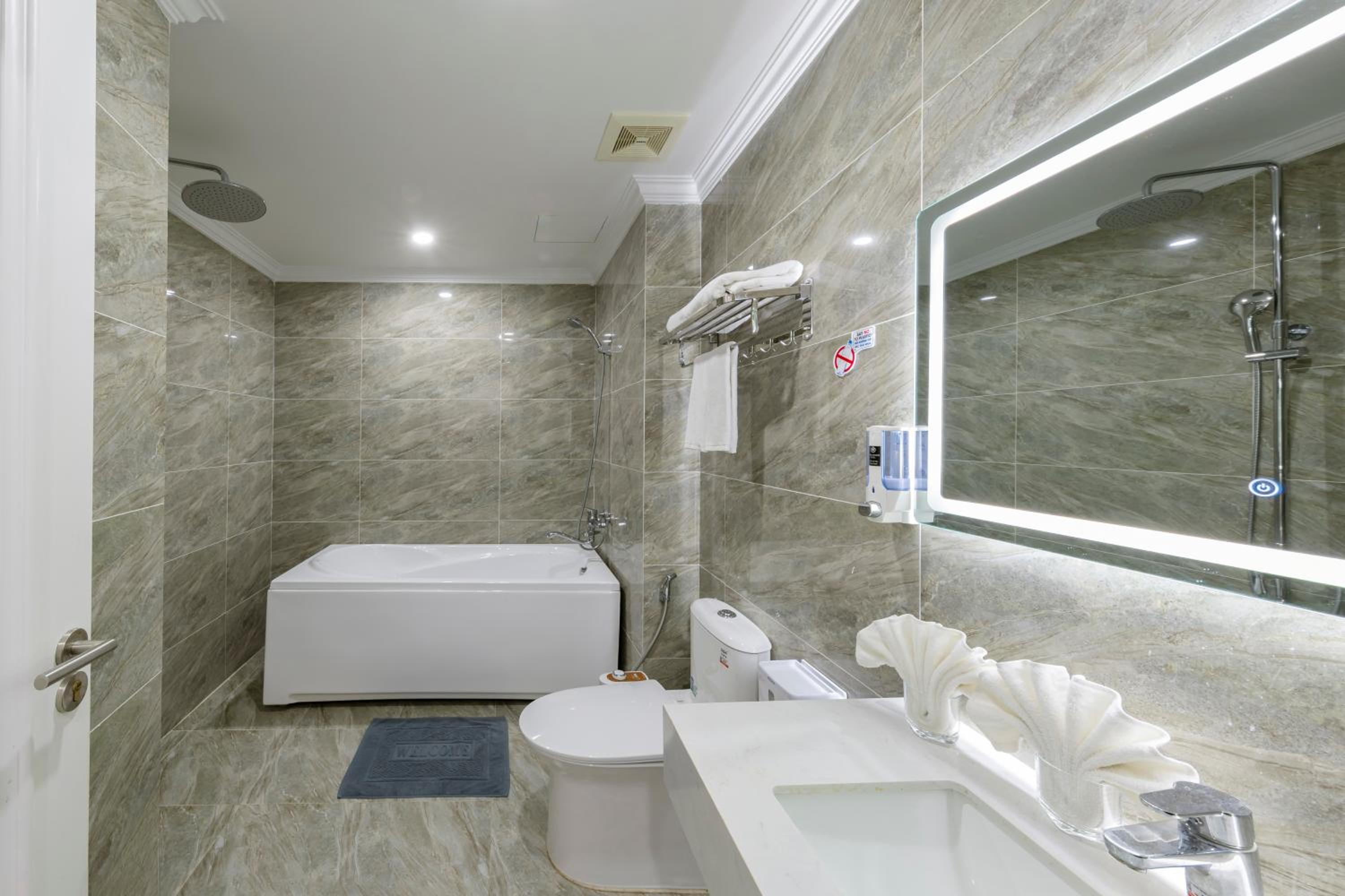 Deluxe Double Room with Bath - Photo 5