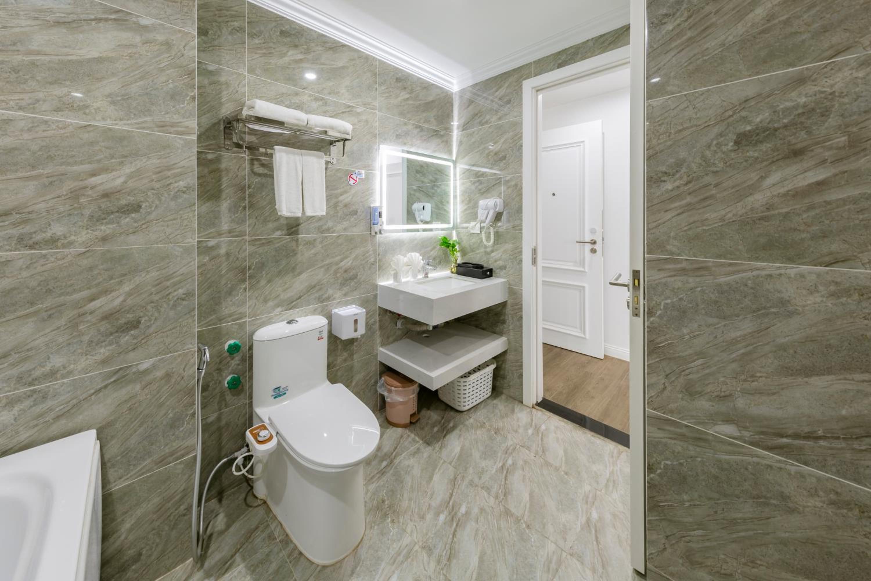 Deluxe Double Room with Bath - Photo 2
