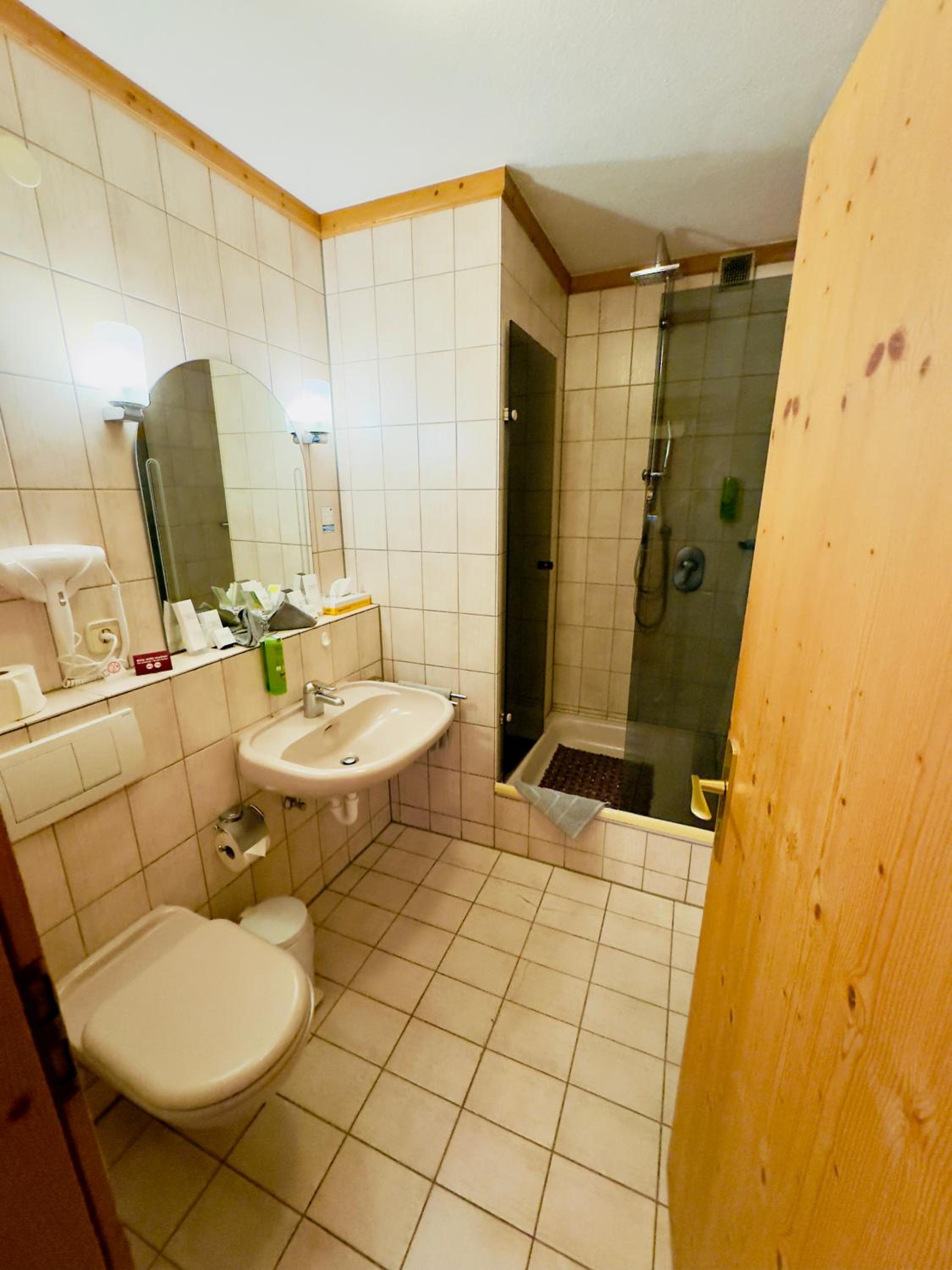 Double Room with Balcony - Photo 23