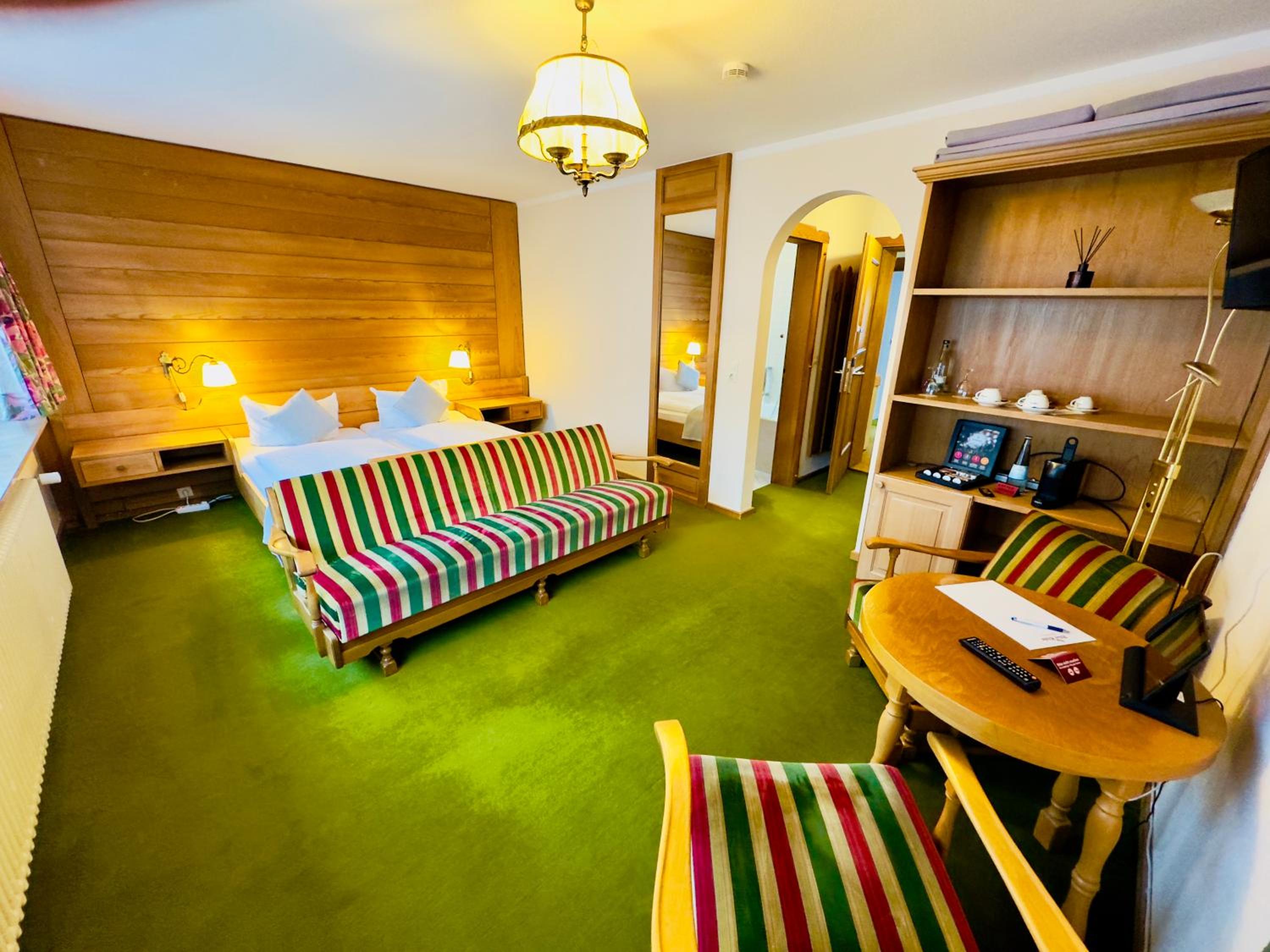 Double Room with Balcony - Photo 13