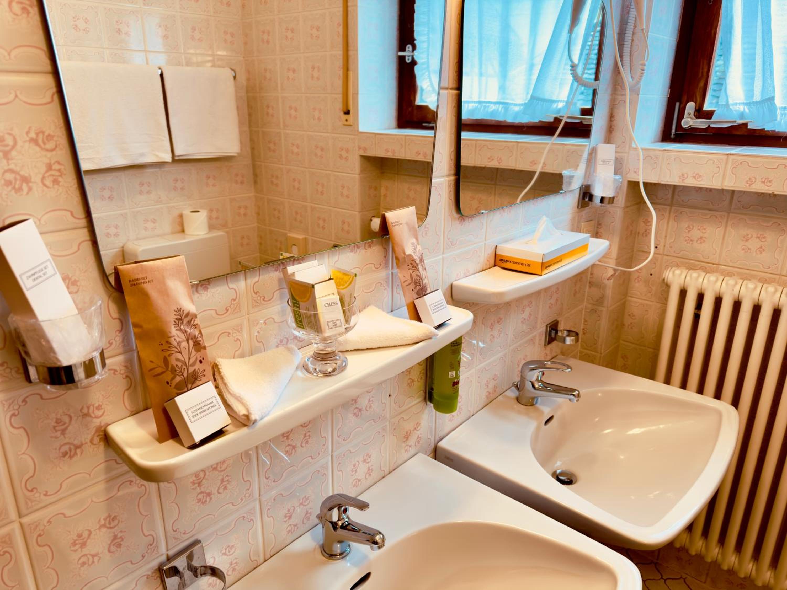 Double Room with Balcony - Photo 10