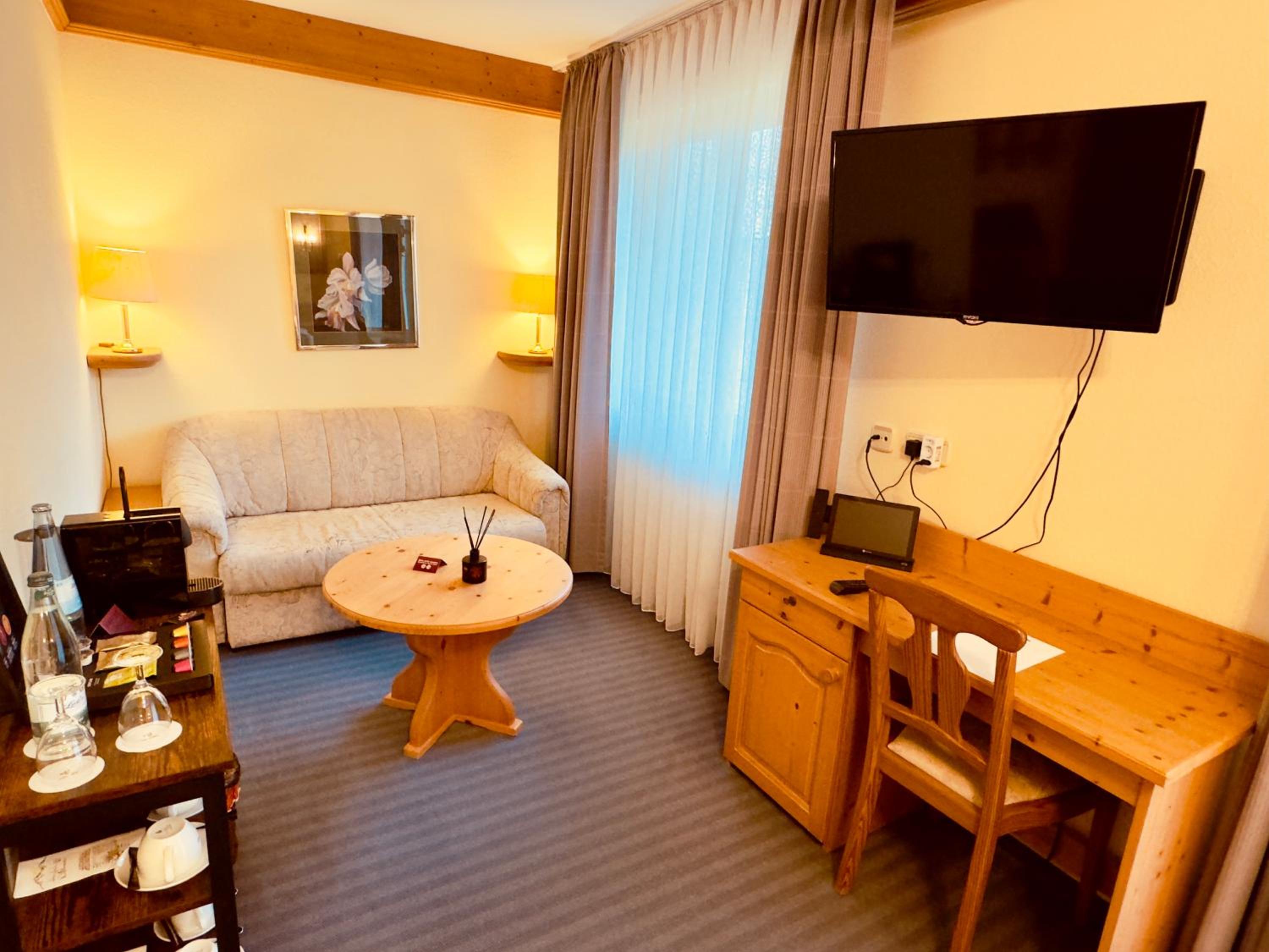 Deluxe Double Room with Balcony - Photo 4