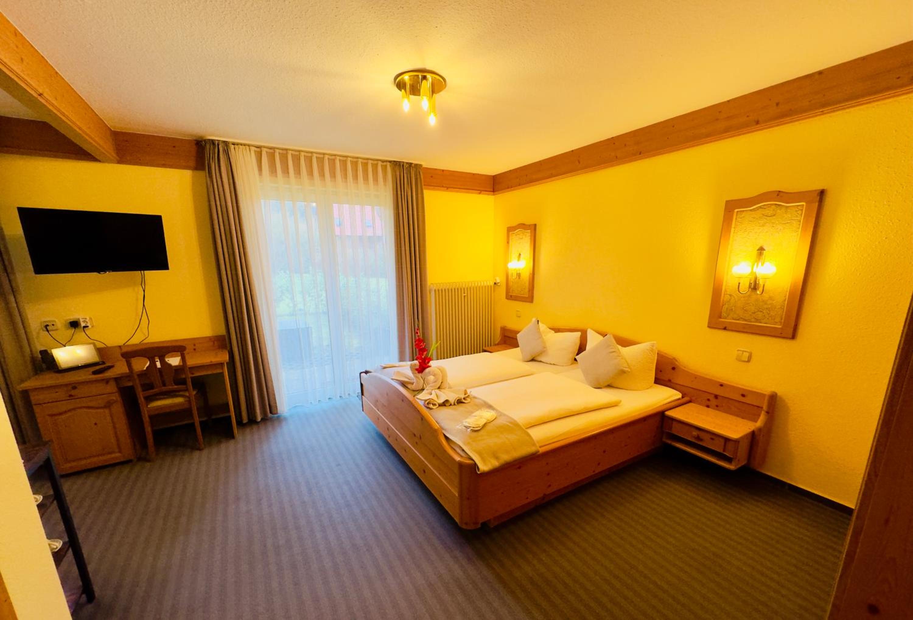 Deluxe Double Room with Balcony - Photo 25