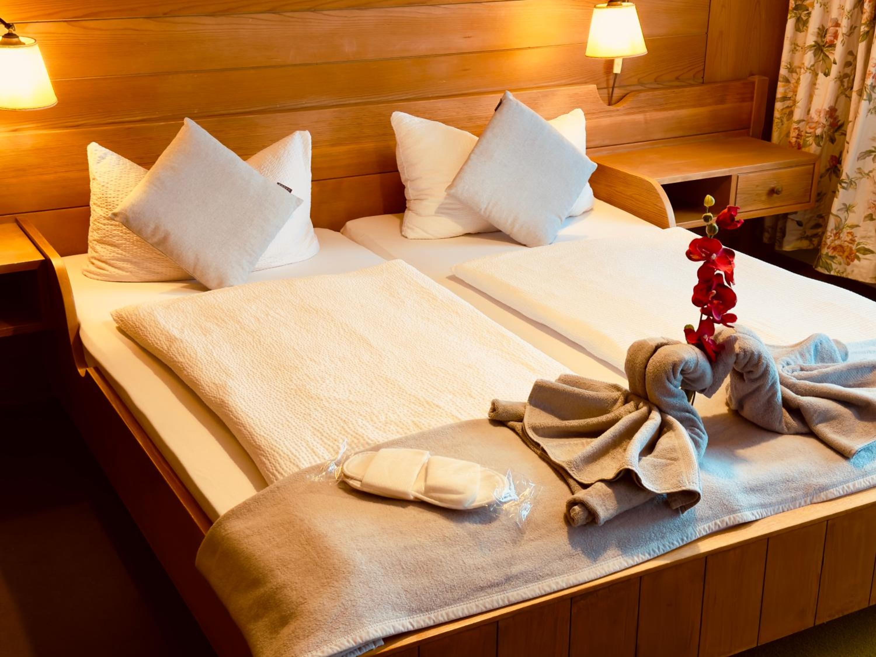 Deluxe Double Room with Balcony - Photo 8