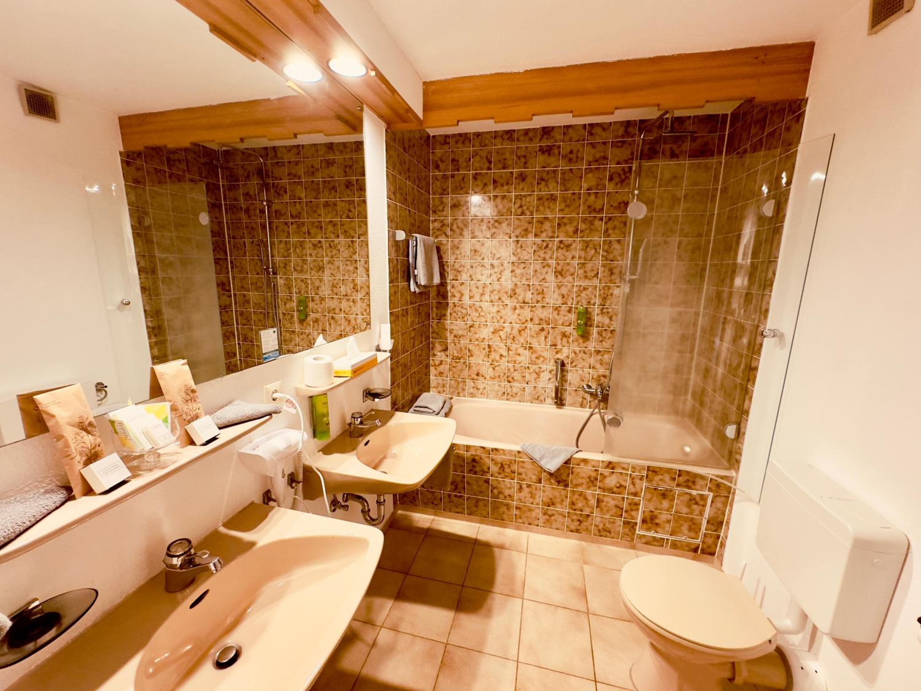 Deluxe Double Room with Balcony - Photo 6