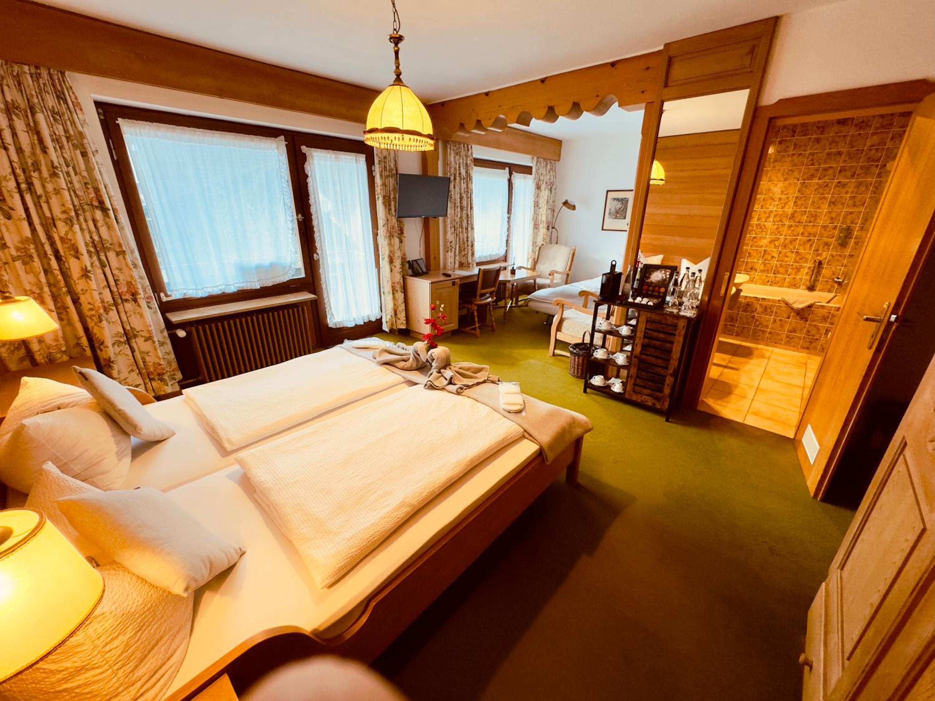 Deluxe Double Room with Balcony - Photo 7