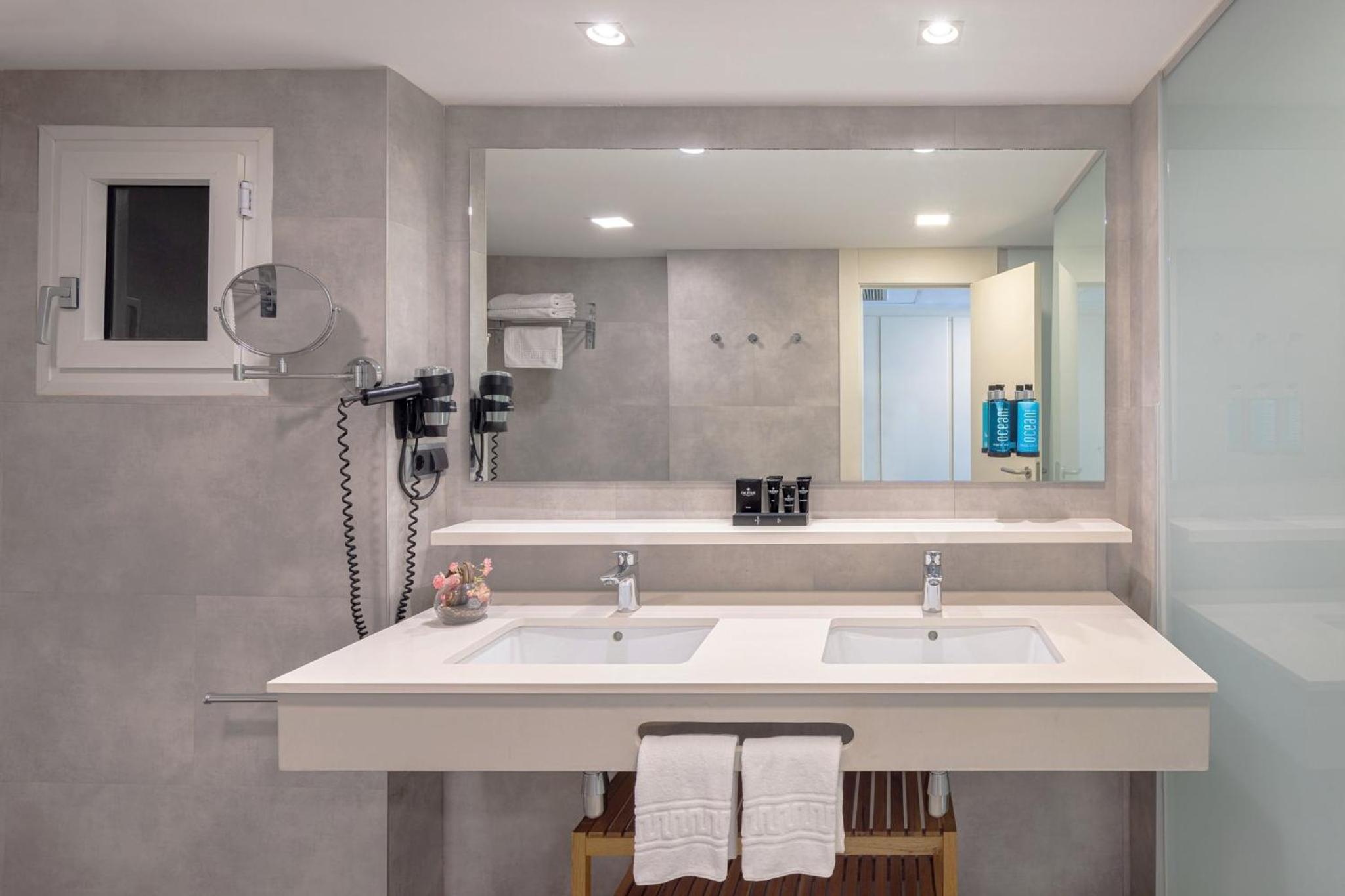 Executive Double or Twin Room with Partial Sea View photo 3