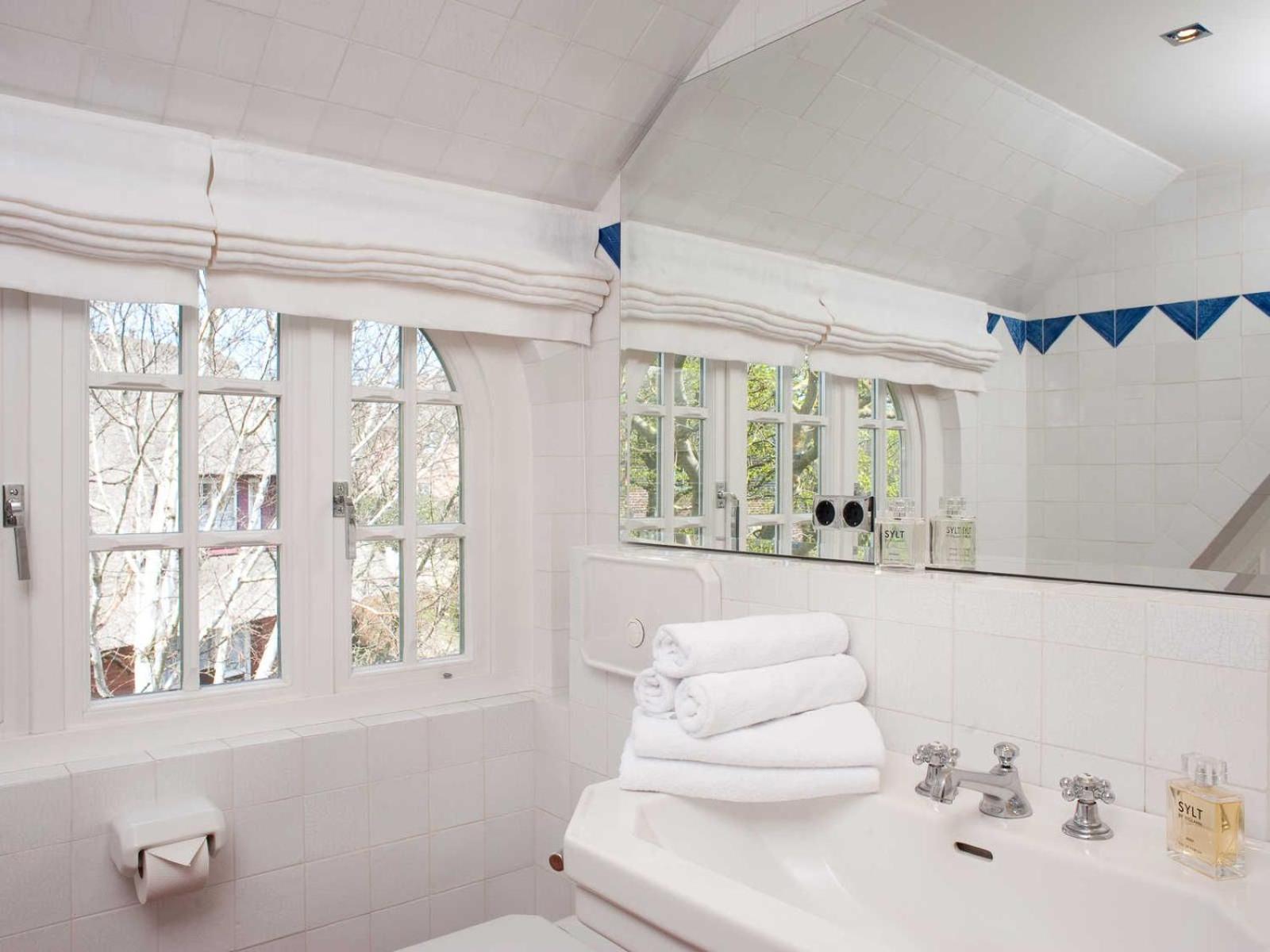 Three-Bedroom House photo 2