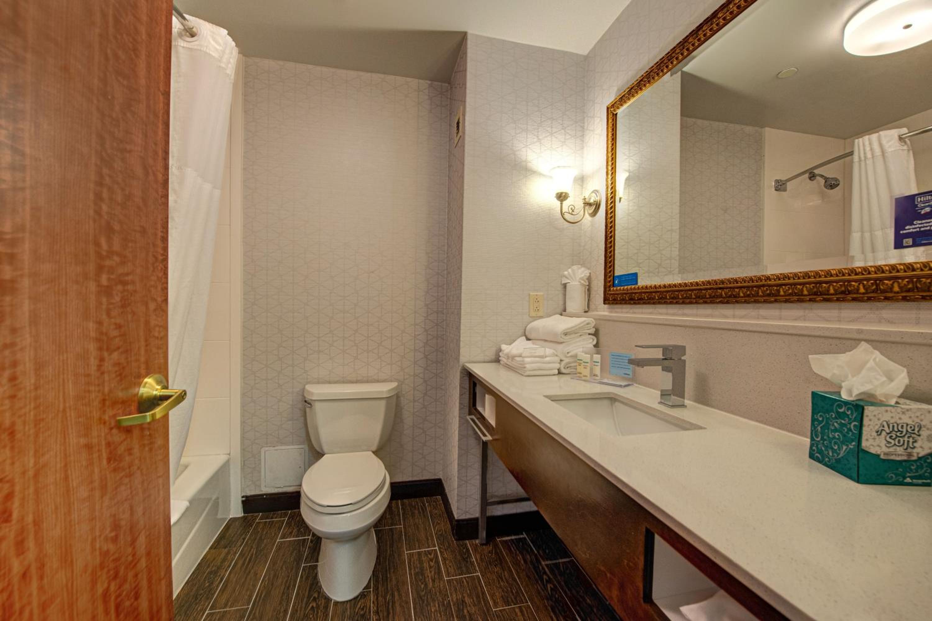 Room with Two Queen Beds - Non-Smoking - Photo 2