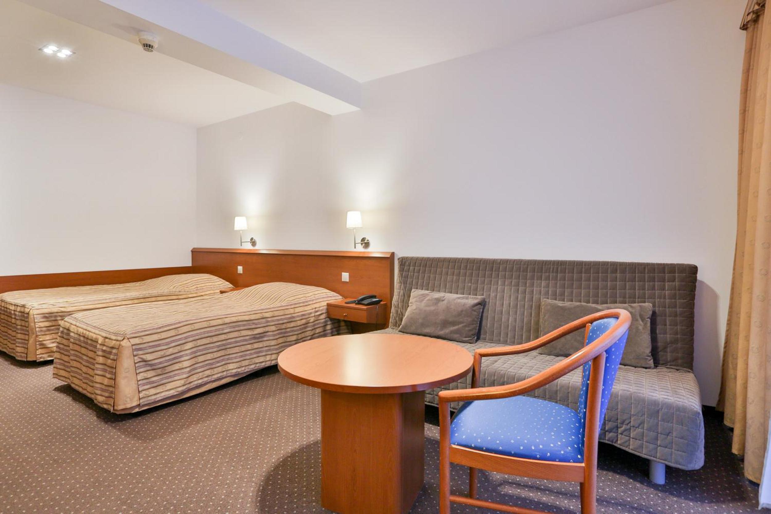 Double or Twin Room with Balcony - Photo 4