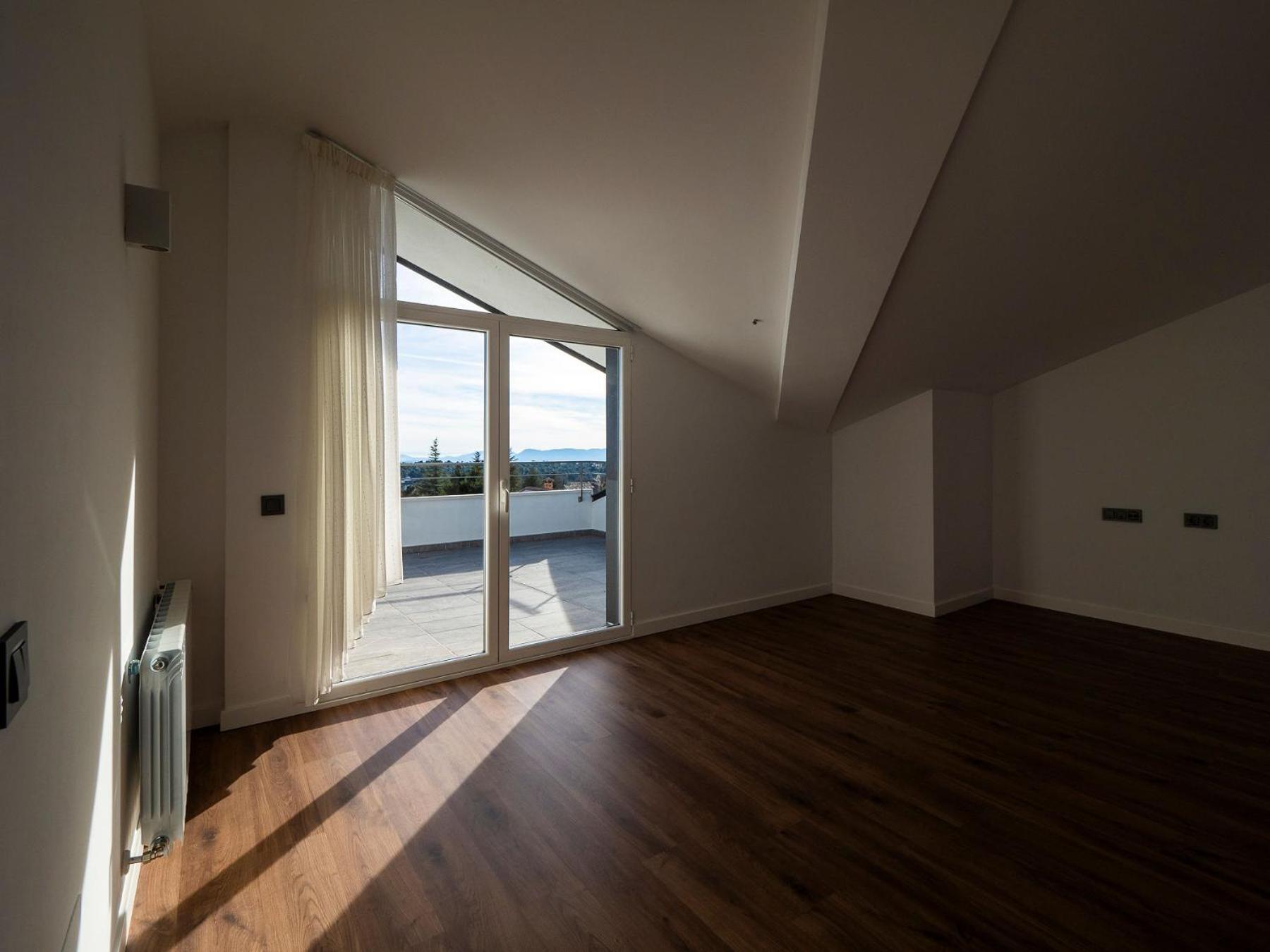 Six-Bedroom House photo 3