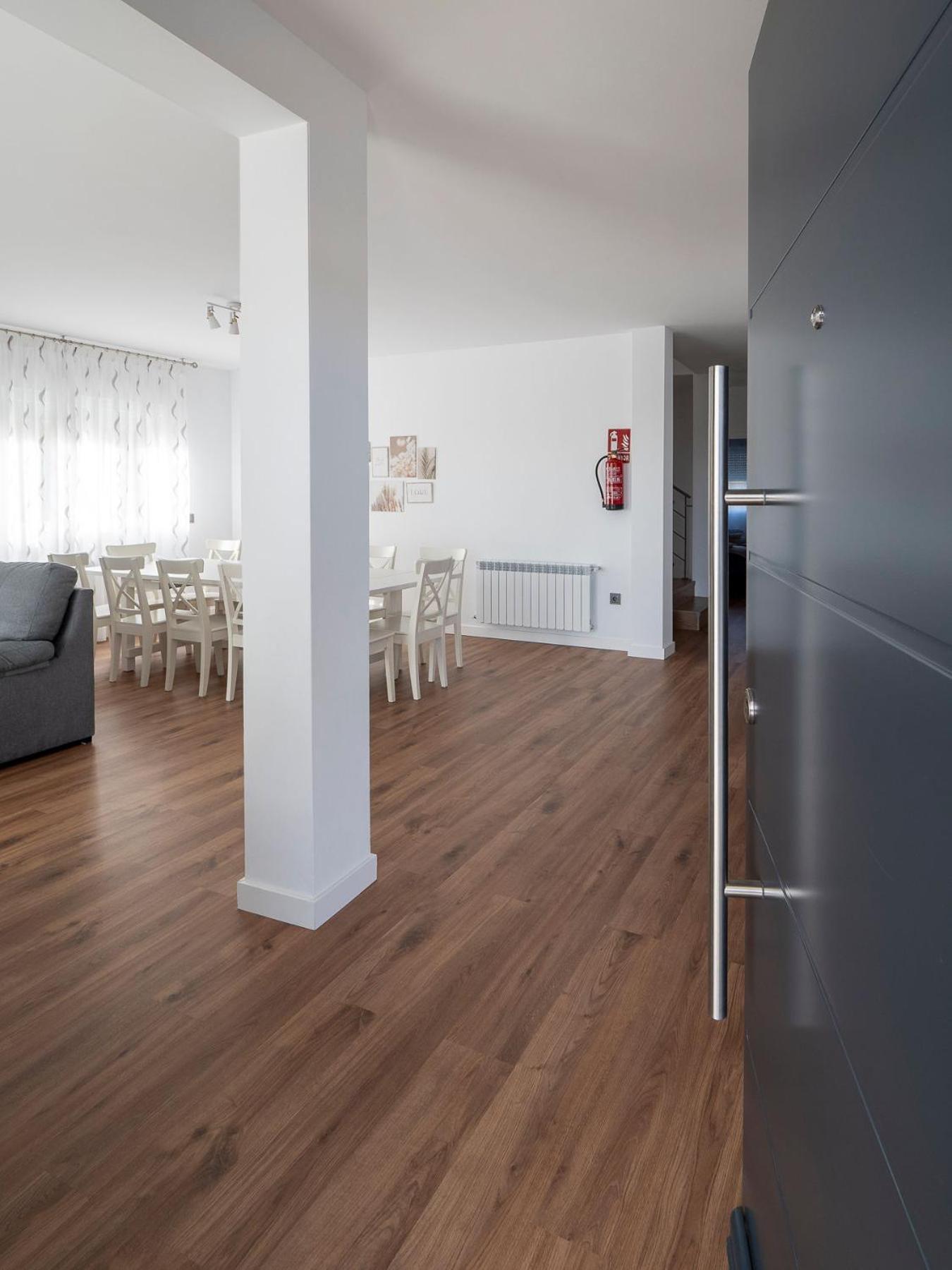 Six-Bedroom House photo 2