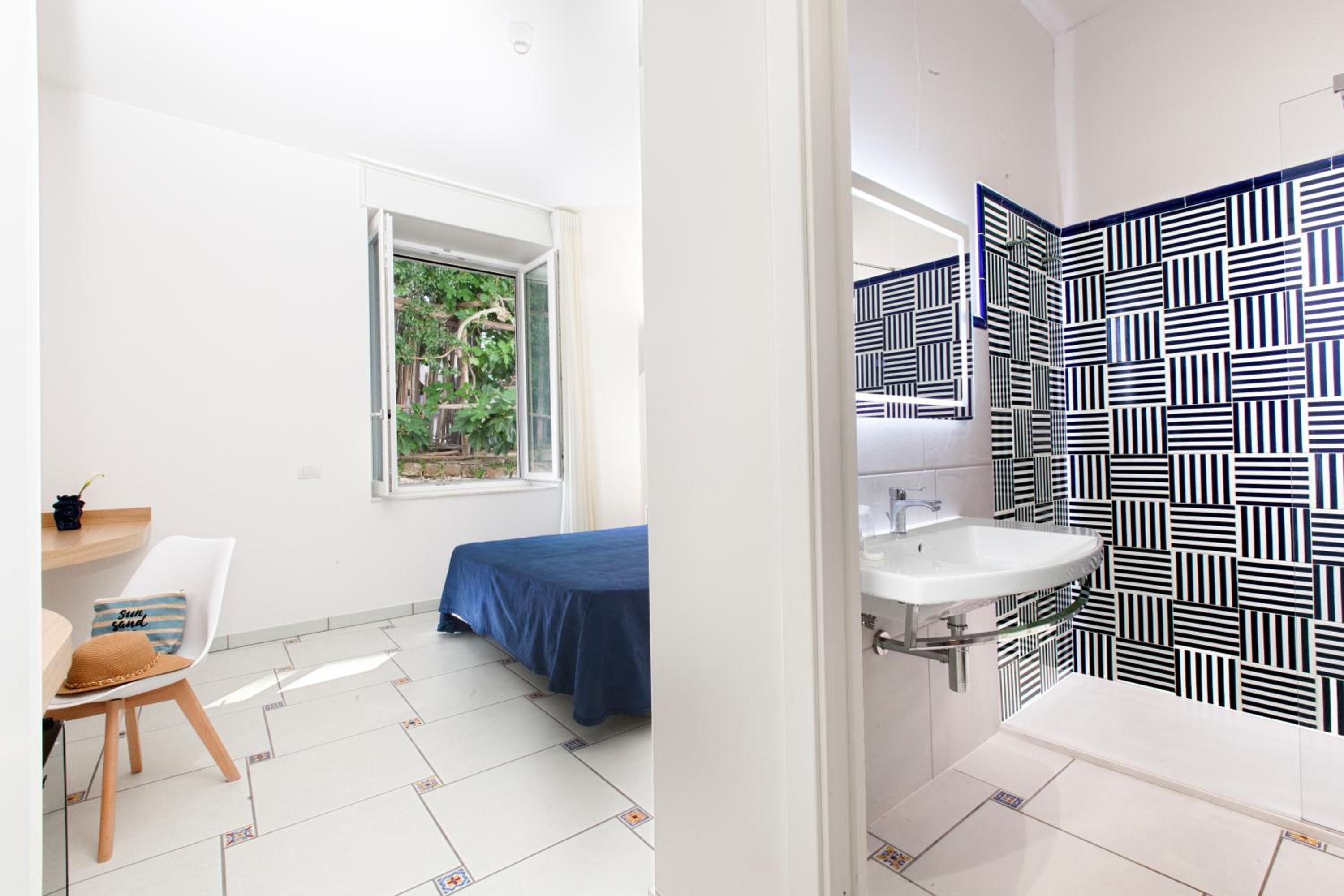 Standard Double Room - Photo 2
