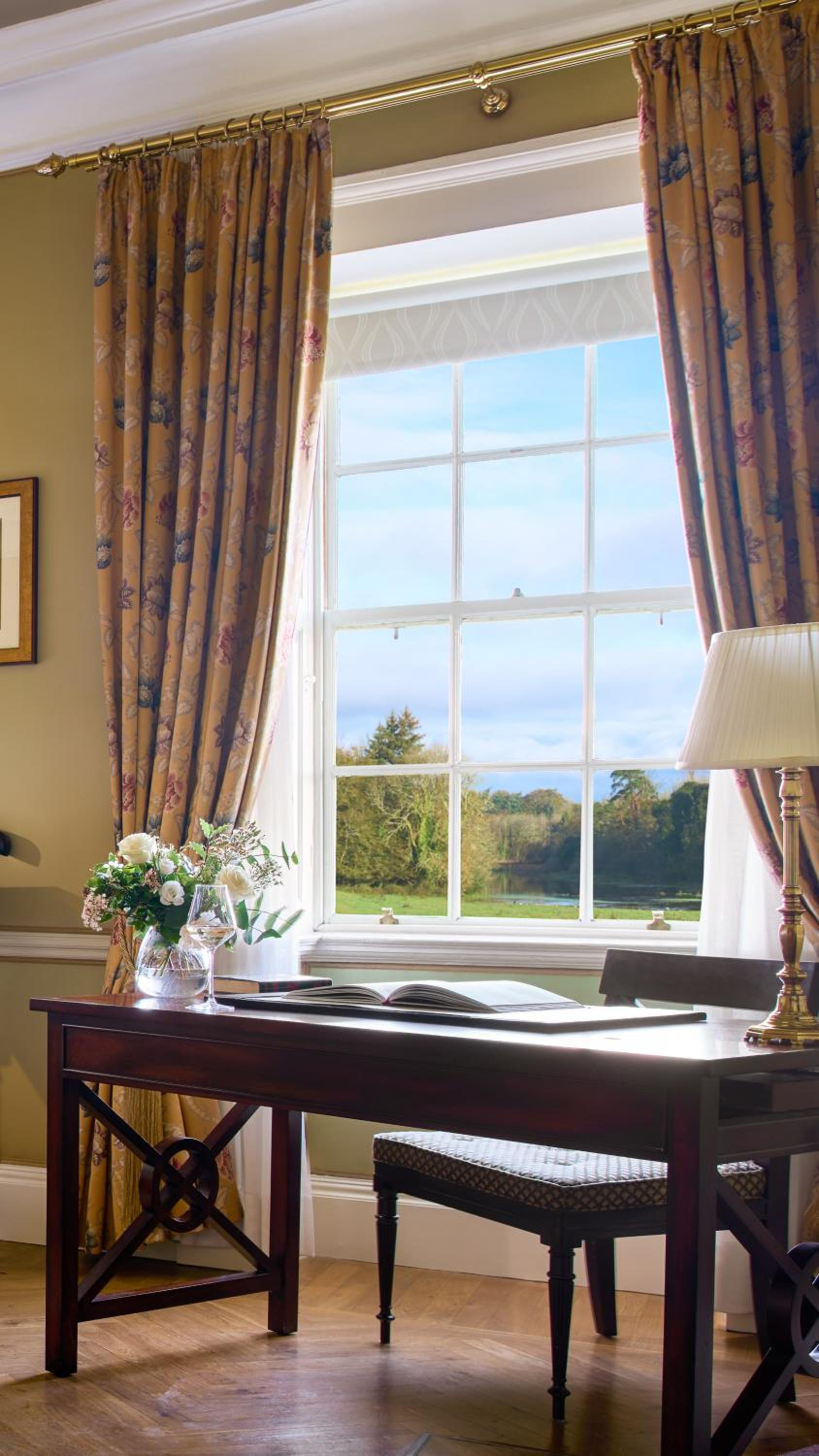 Manor State Room photo 2