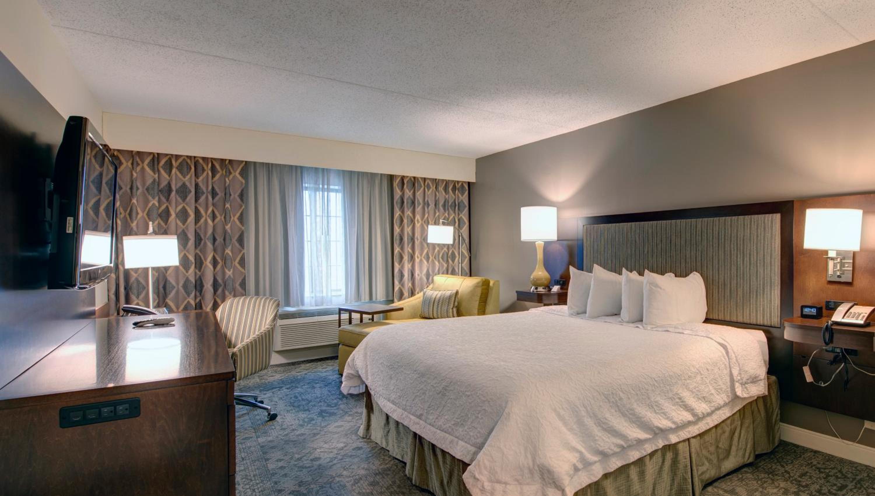 King Room with King Bed - Non-Smoking - Photo 2